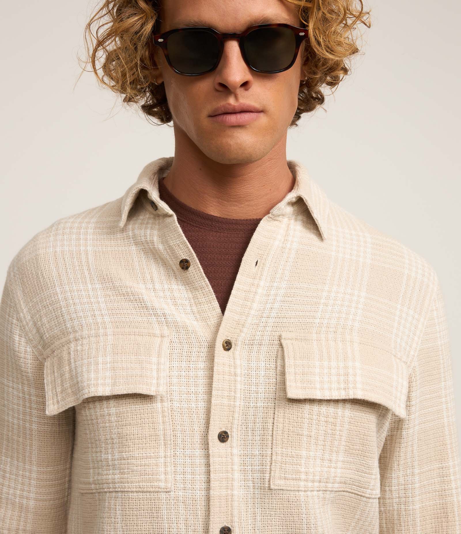 Camisa com Bolso Cargo e Textura com Estampa Xadrez Bege 4