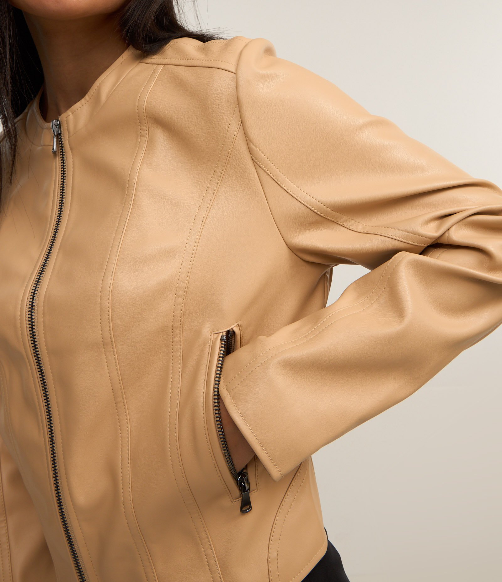Jaqueta Básica em Pu com Zíper Tratorado Bege Claro 3