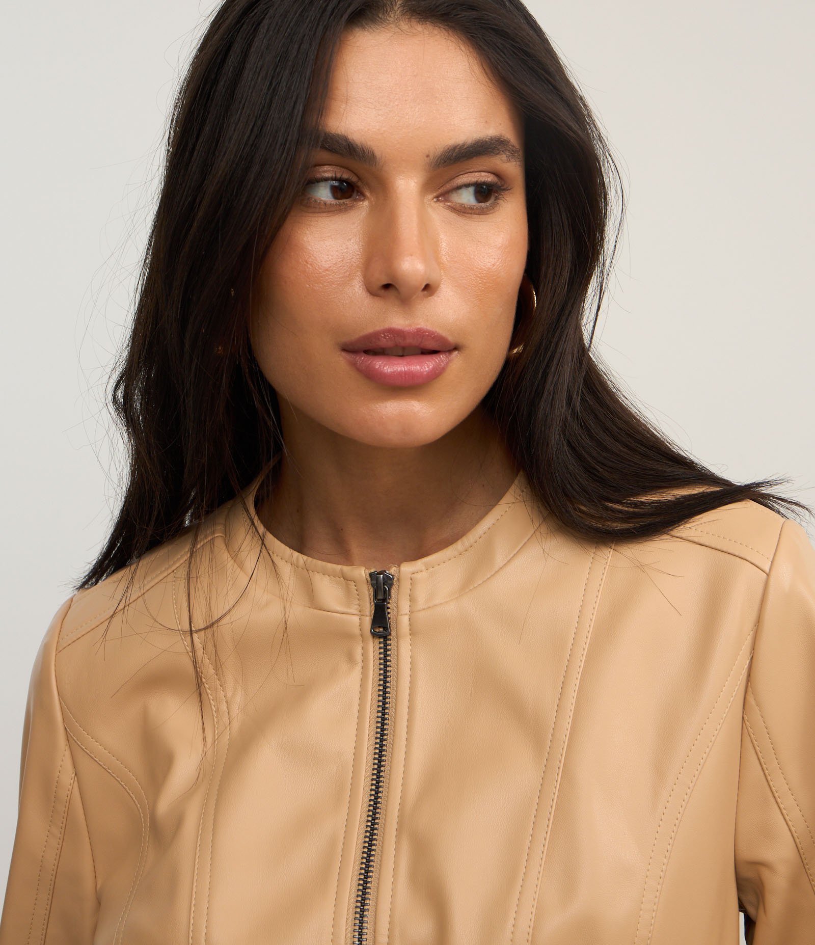 Jaqueta Básica em Pu com Zíper Tratorado Bege Claro 4