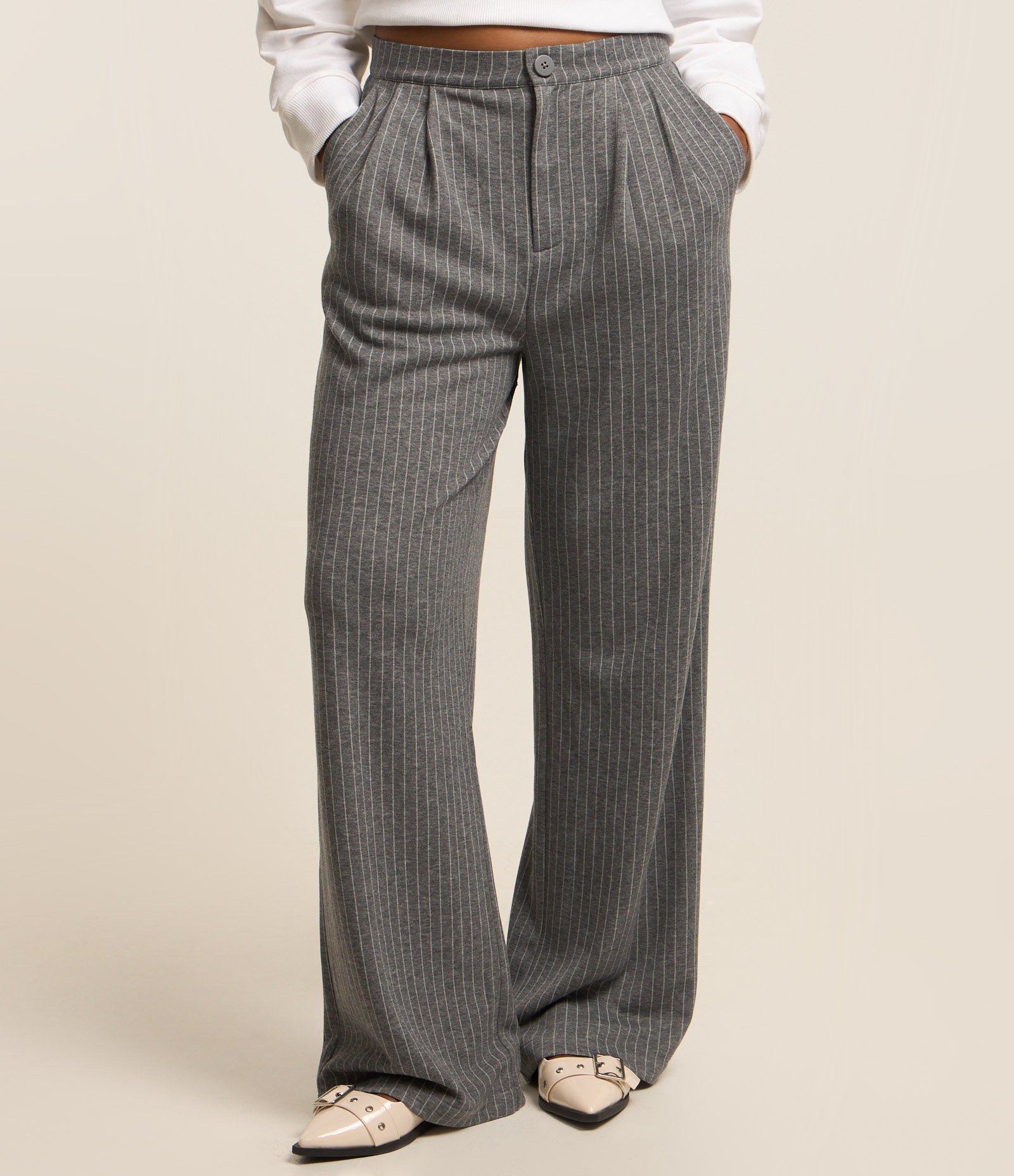 Calça Wide Leg em Moletom com Listras de Riscas de Giz Cinza 3