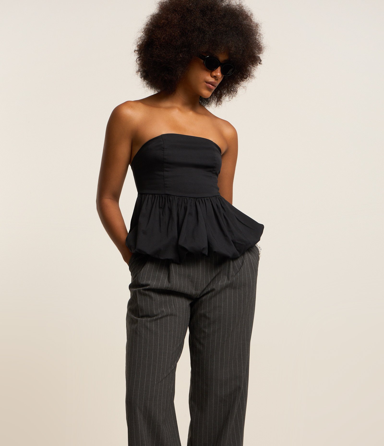 Calça Wide Leg em Alfaiataria com Listras e Barra Dobrada Cinza 2