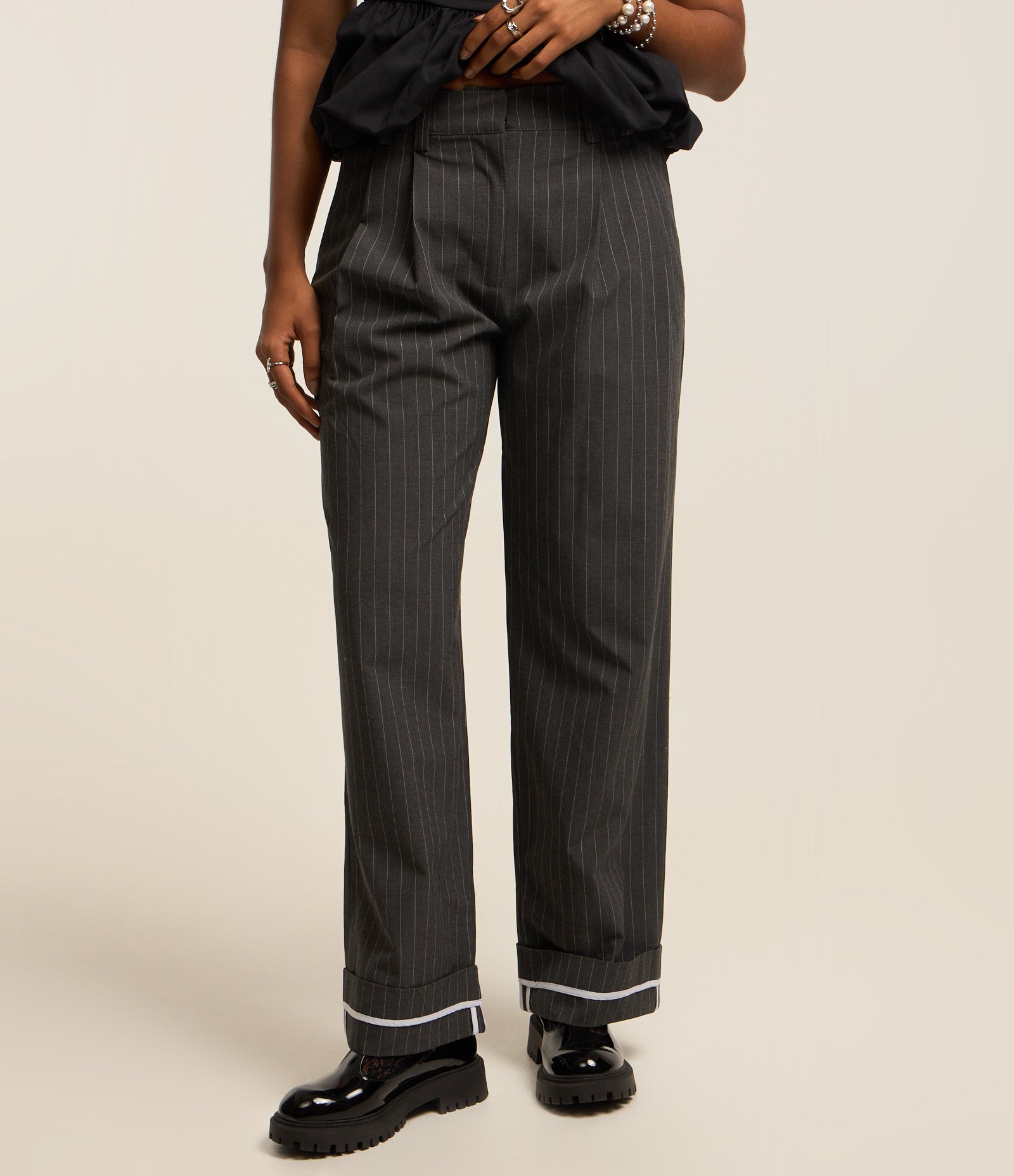 Calça Wide Leg em Alfaiataria com Listras e Barra Dobrada Cinza 3