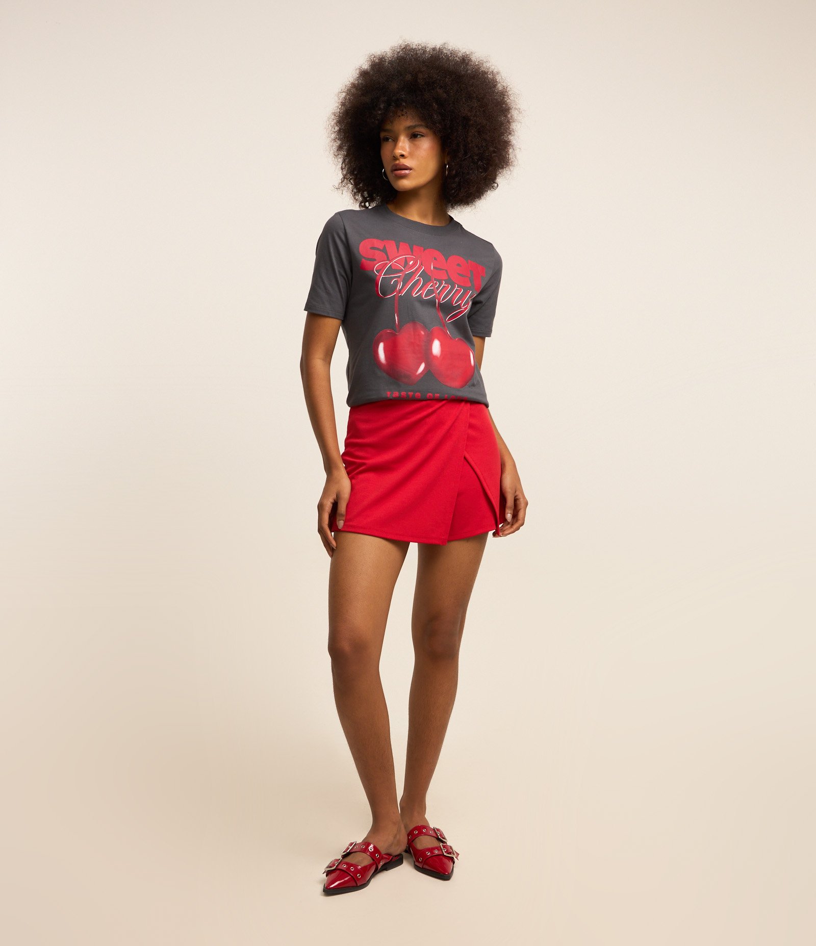 Short Saia Curto em Ponto Roma Transpassado e com Fenda Vermelho 1