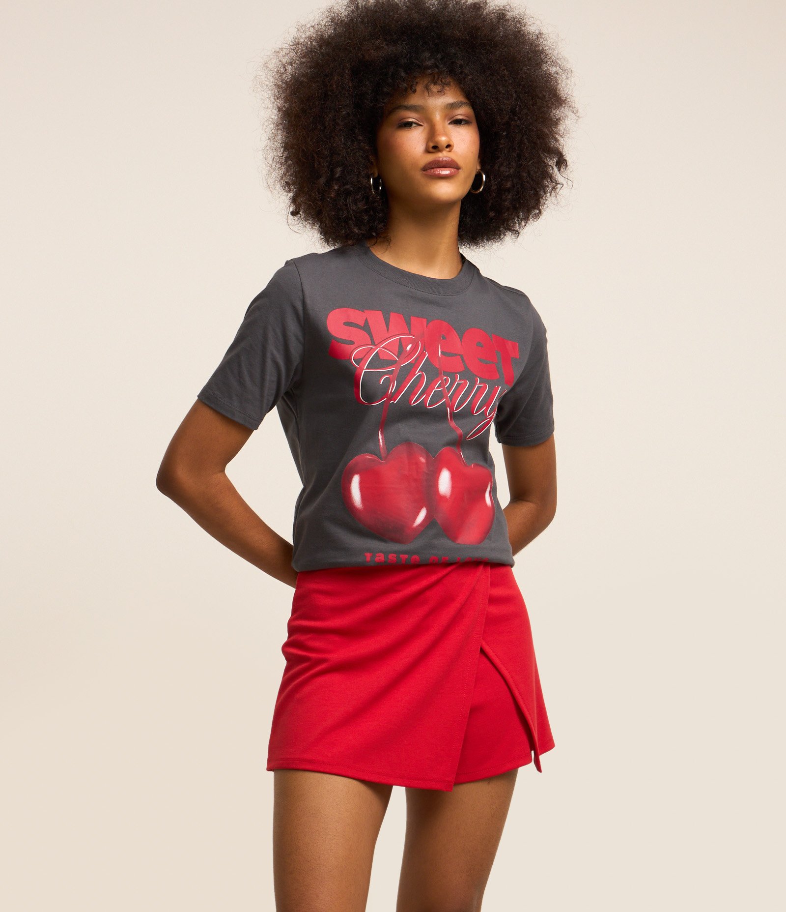 Short Saia Curto em Ponto Roma Transpassado e com Fenda Vermelho 2