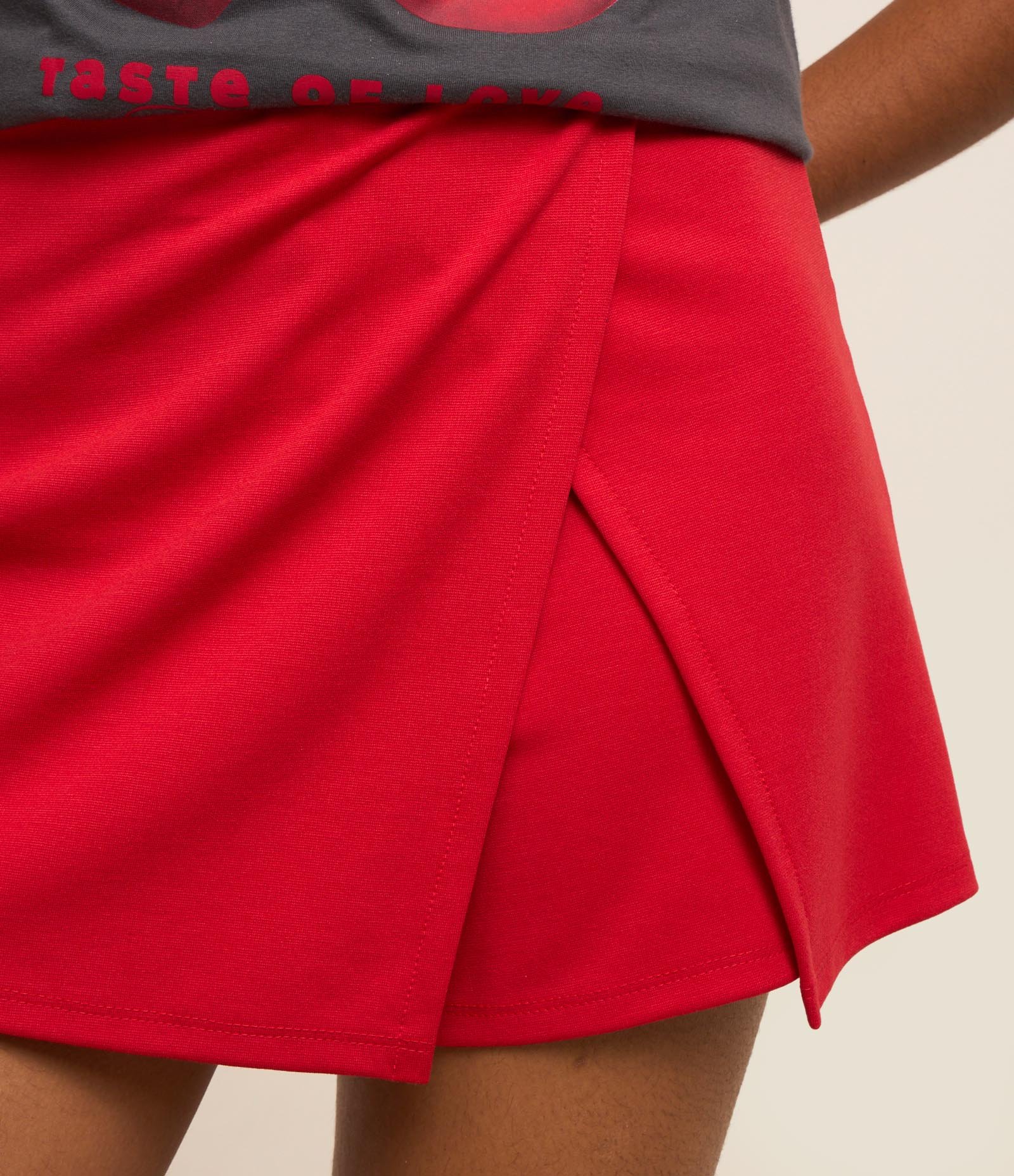 Short Saia Curto em Ponto Roma Transpassado e com Fenda Vermelho 4