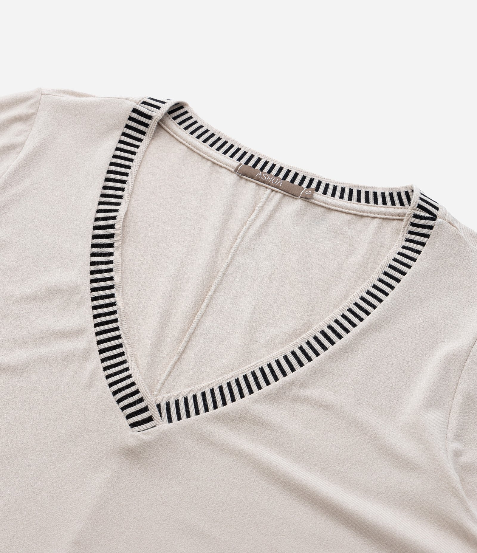 Blusa em Viscose com Decote V com Detalhes Curve & Plus Size Bege 5