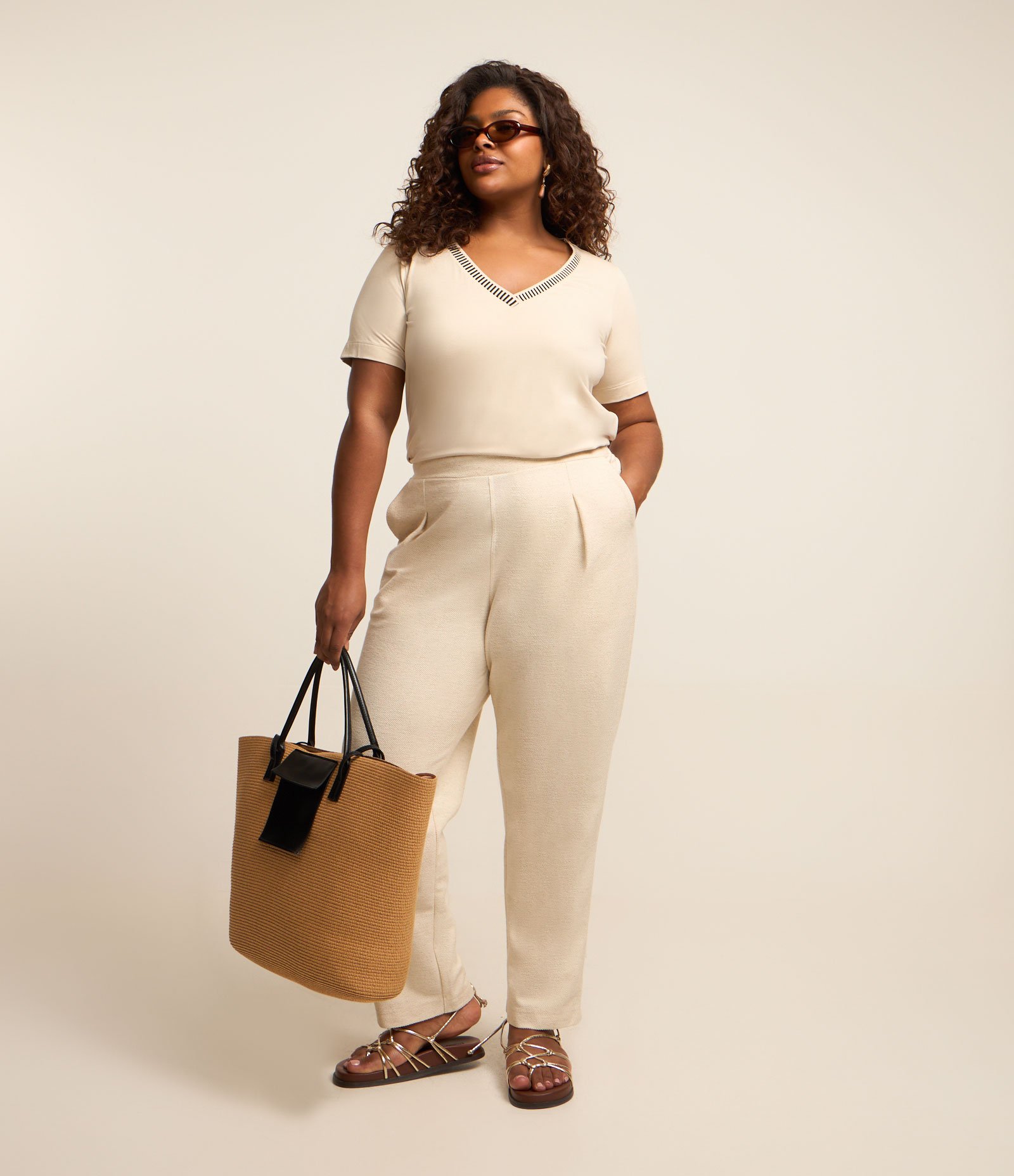 Blusa em Viscose com Decote V com Detalhes Curve & Plus Size Bege 2