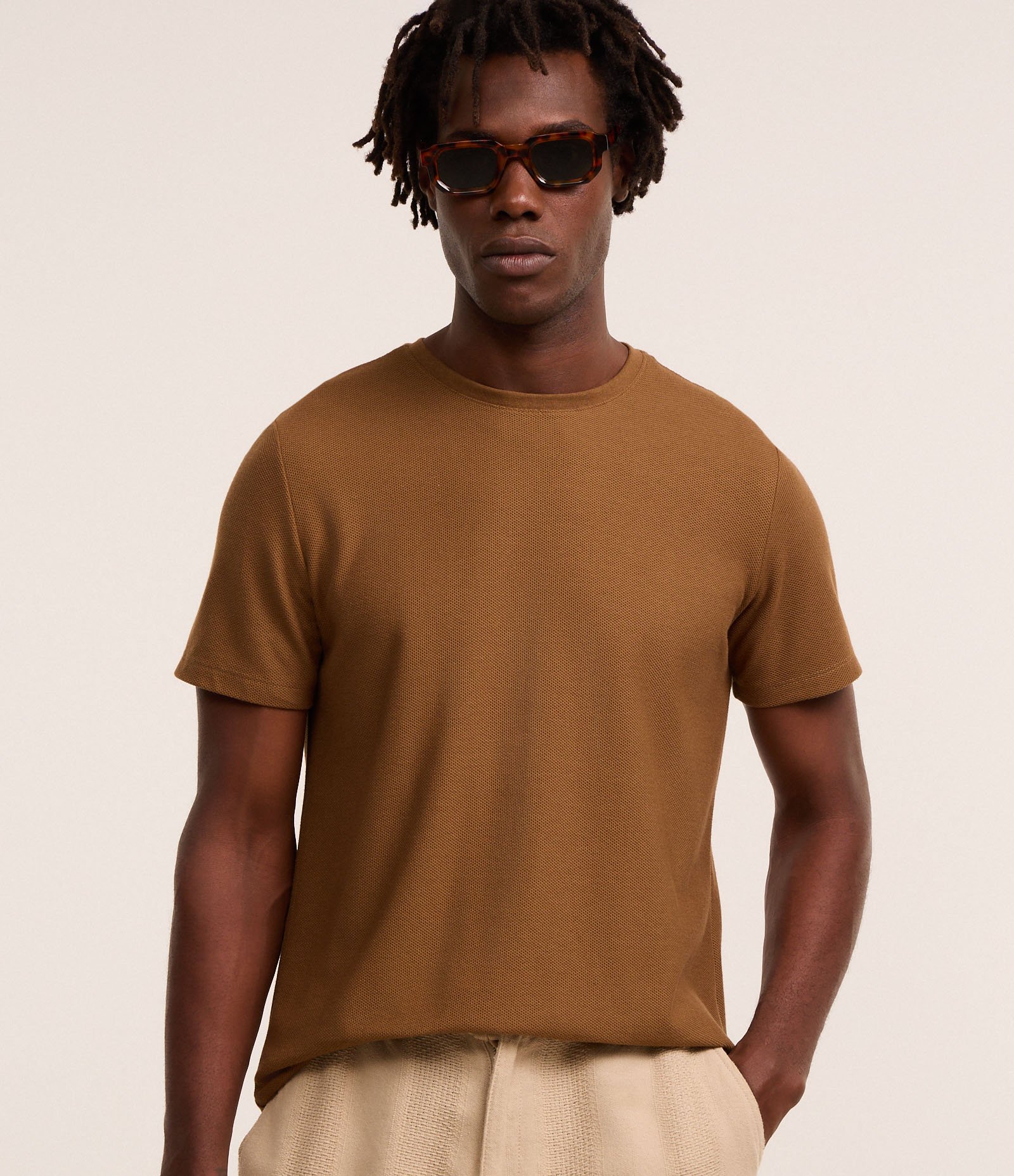 Camiseta Regular com Textura Colmeia Marrom 1