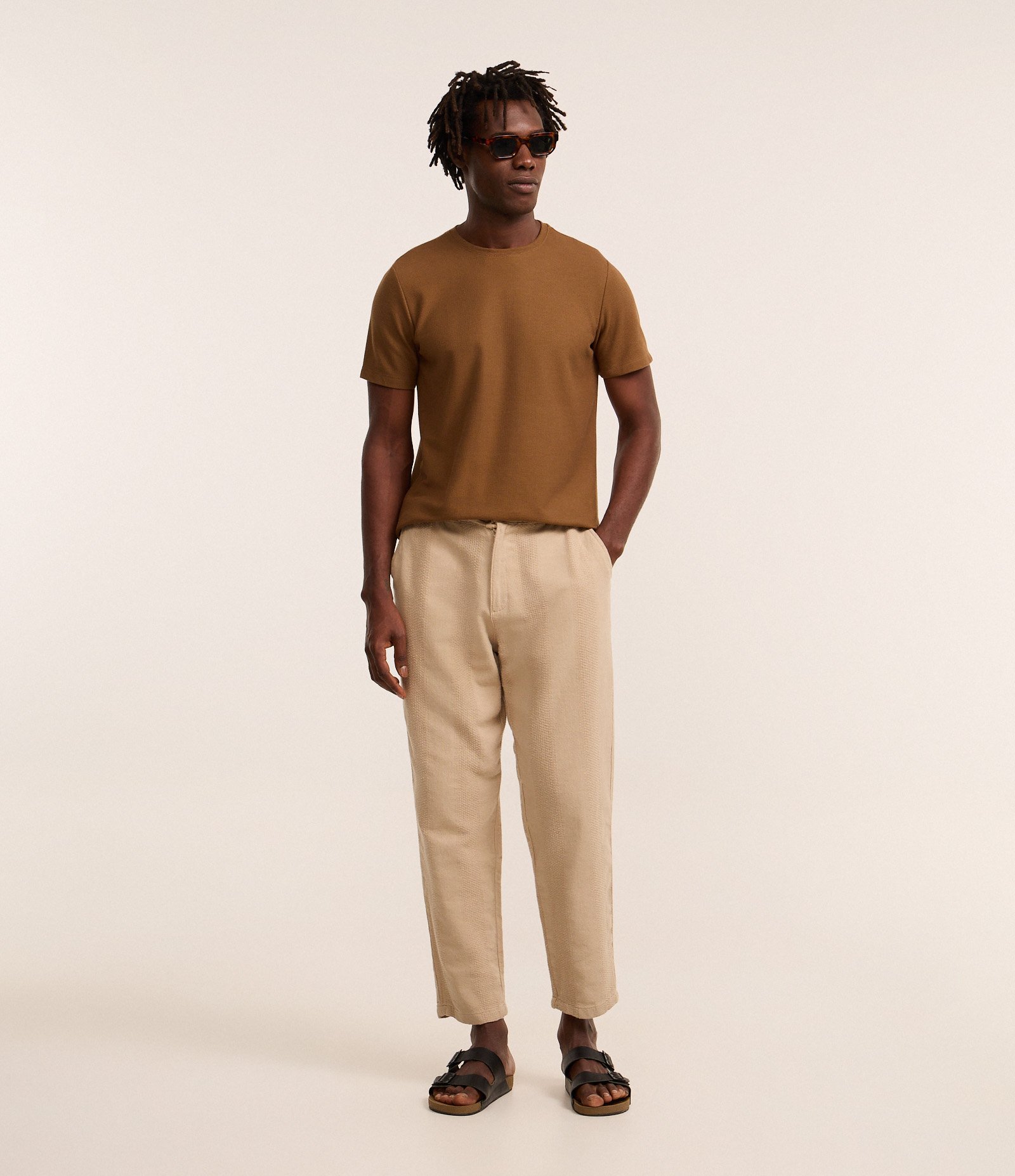 Camiseta Regular com Textura Colmeia Marrom 2