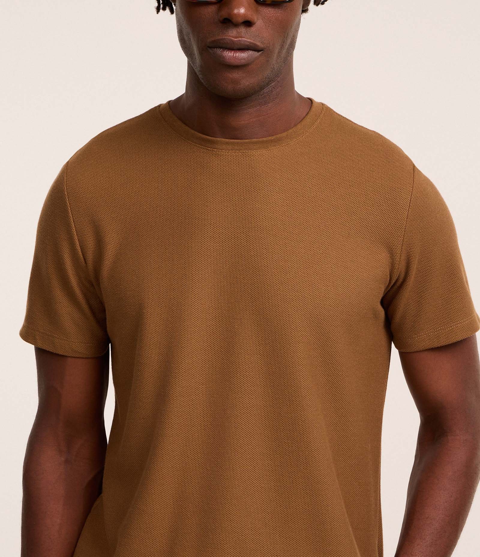 Camiseta Regular com Textura Colmeia Marrom 3