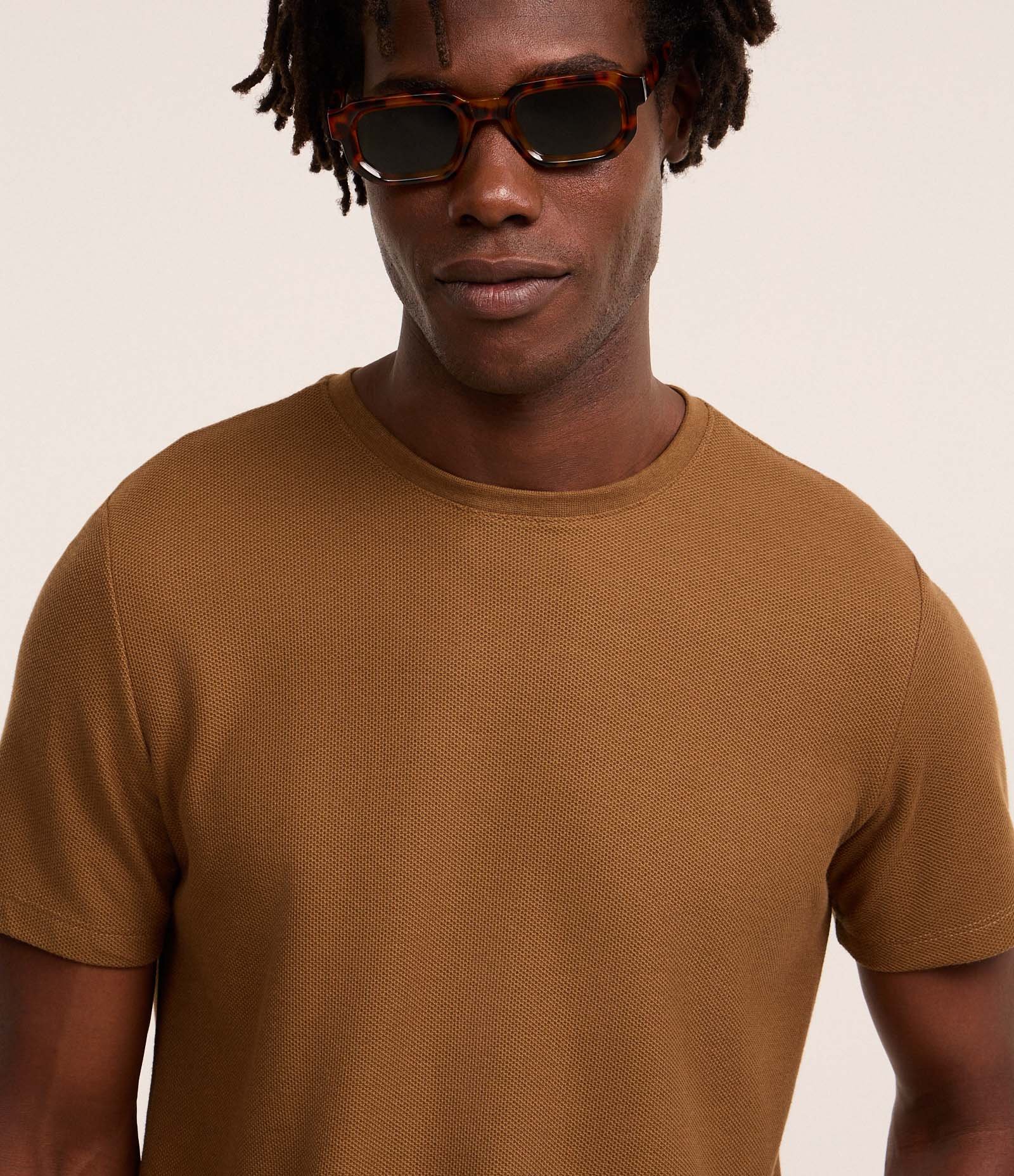 Camiseta Regular com Textura Colmeia Marrom 4
