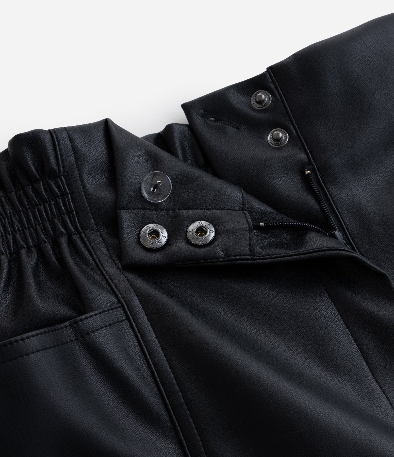 Bermuda Clochard em Material Sintético Curve & Plus Size Preto 7