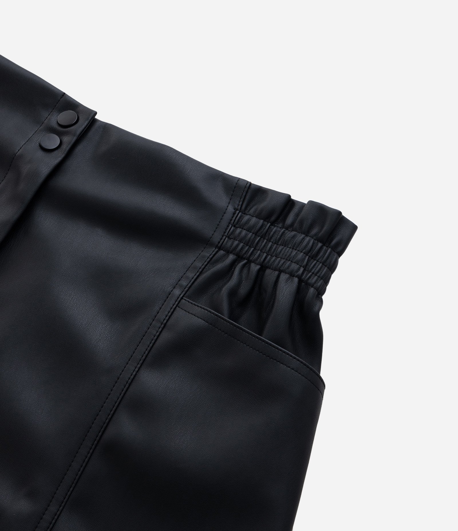 Bermuda Clochard em Material Sintético Curve & Plus Size Preto 8