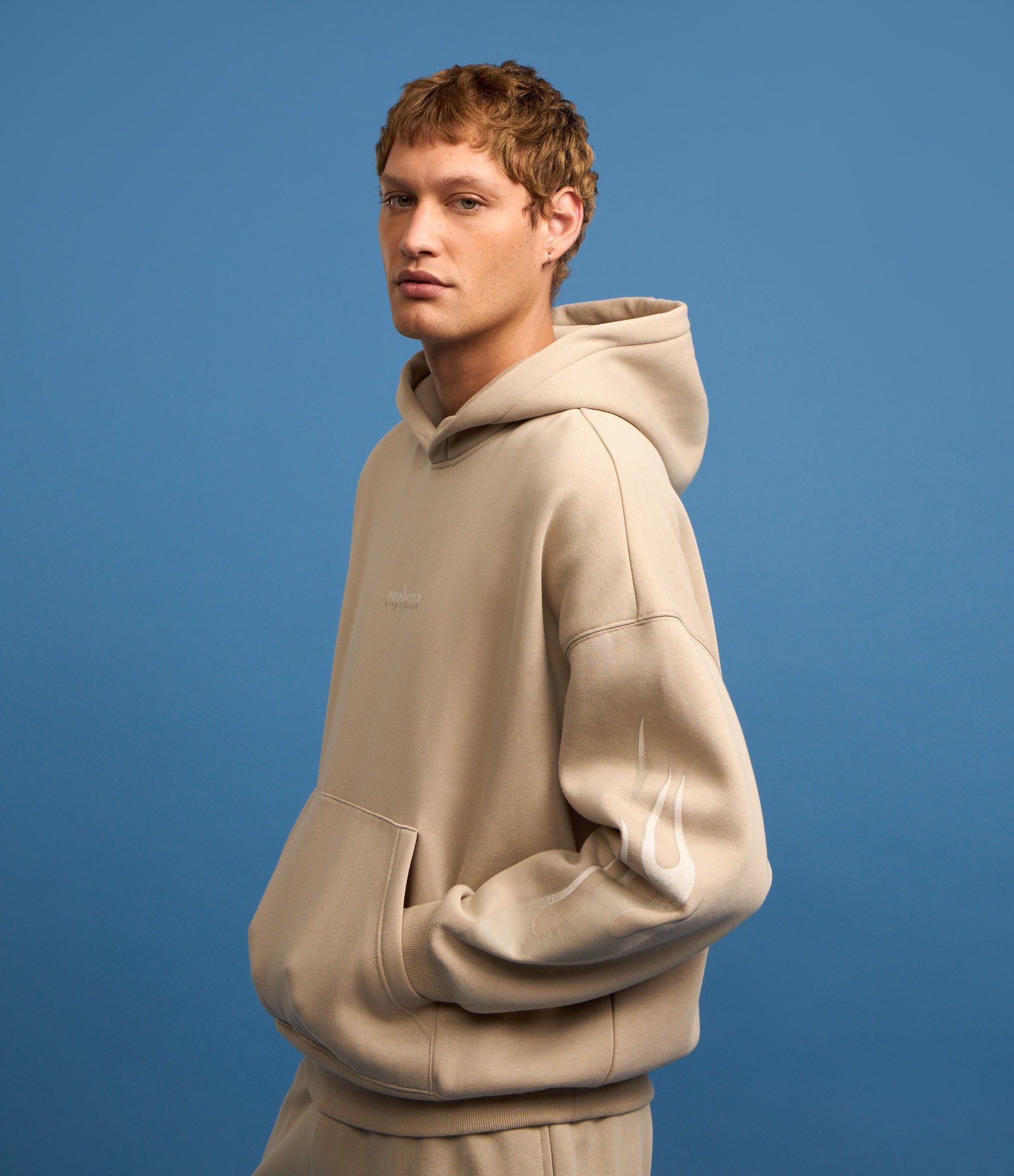 Casaco em Moletom com Estampa de Chamas Lateral Bege 4