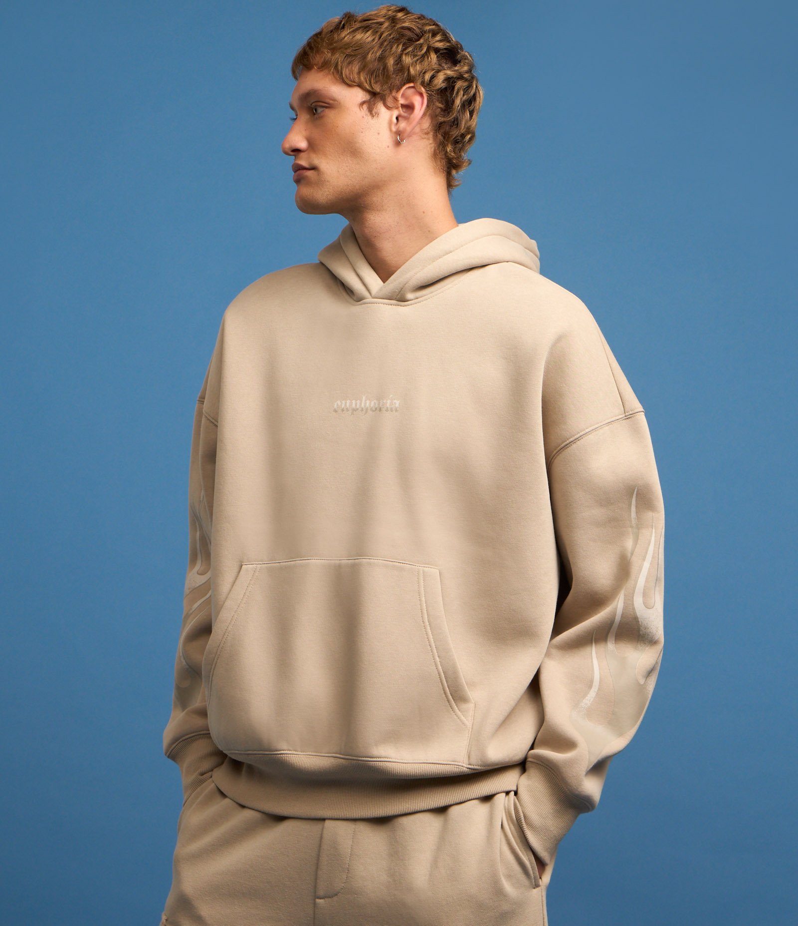 Casaco em Moletom com Estampa de Chamas Lateral Bege 5