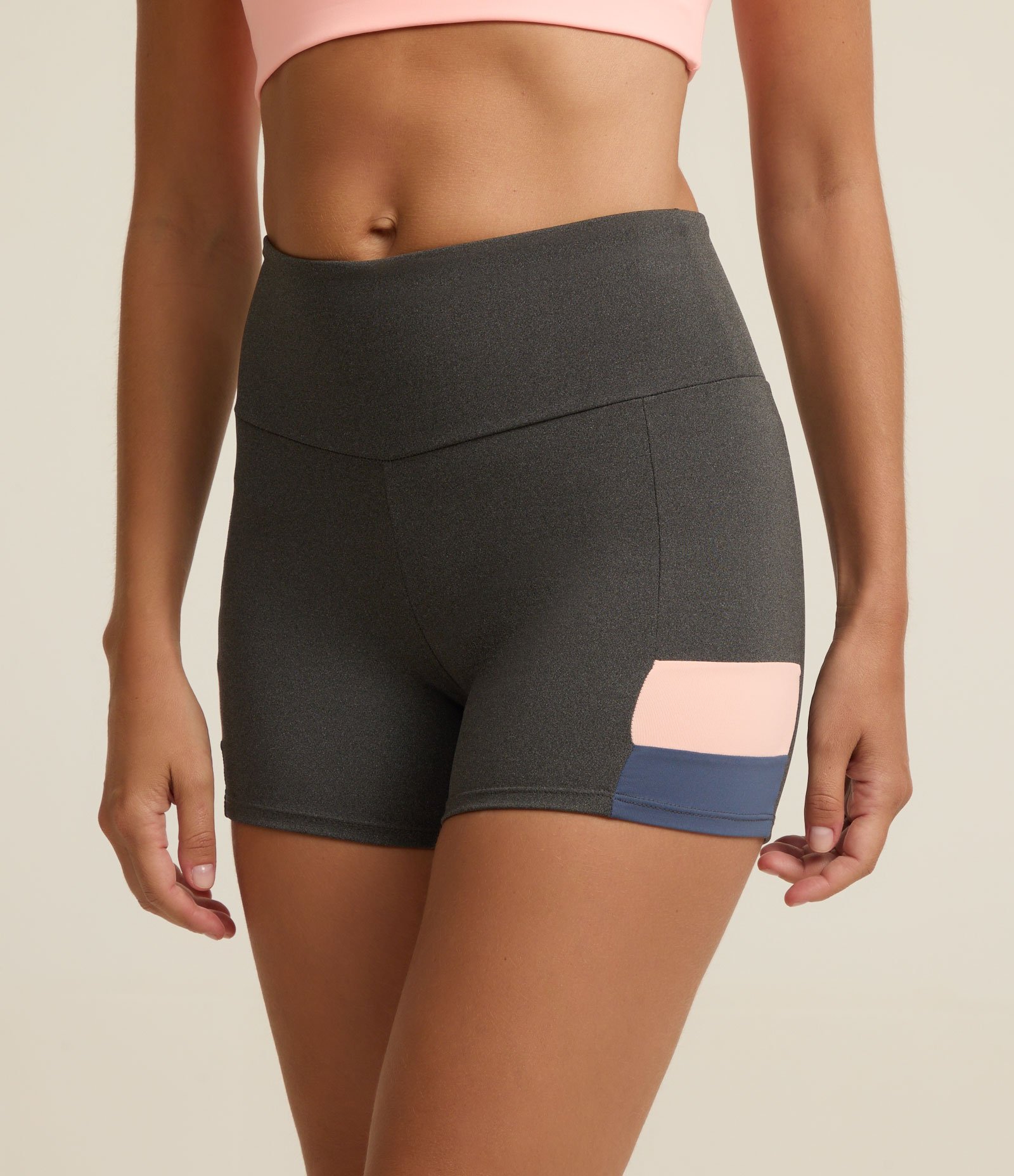 Bermuda Esportiva em Microfibra com Detalhe em Recortes e Cós Largo Cinza 2