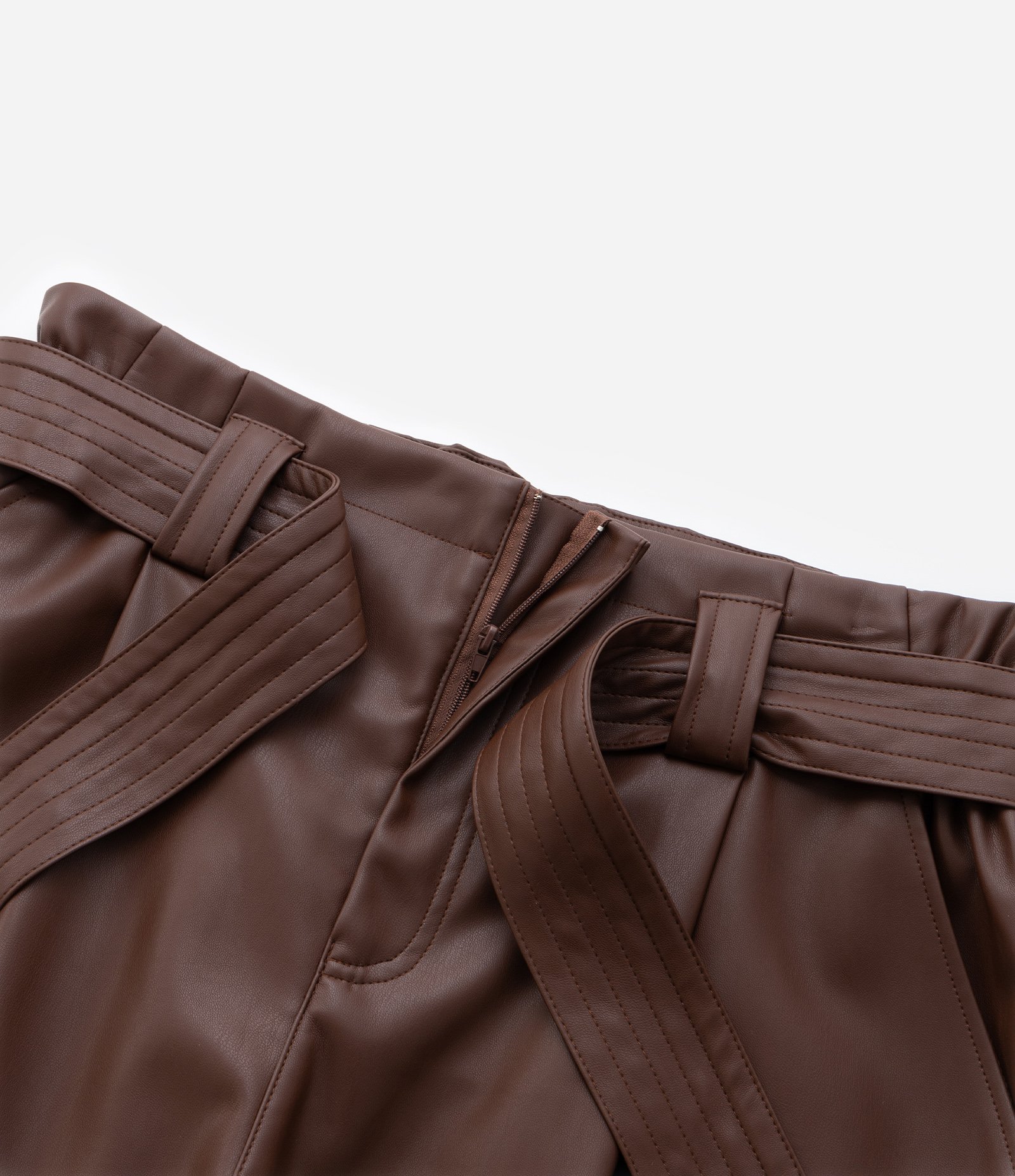 Short em Material Sintético com Amarração Curve & Plus Size Marrom 8