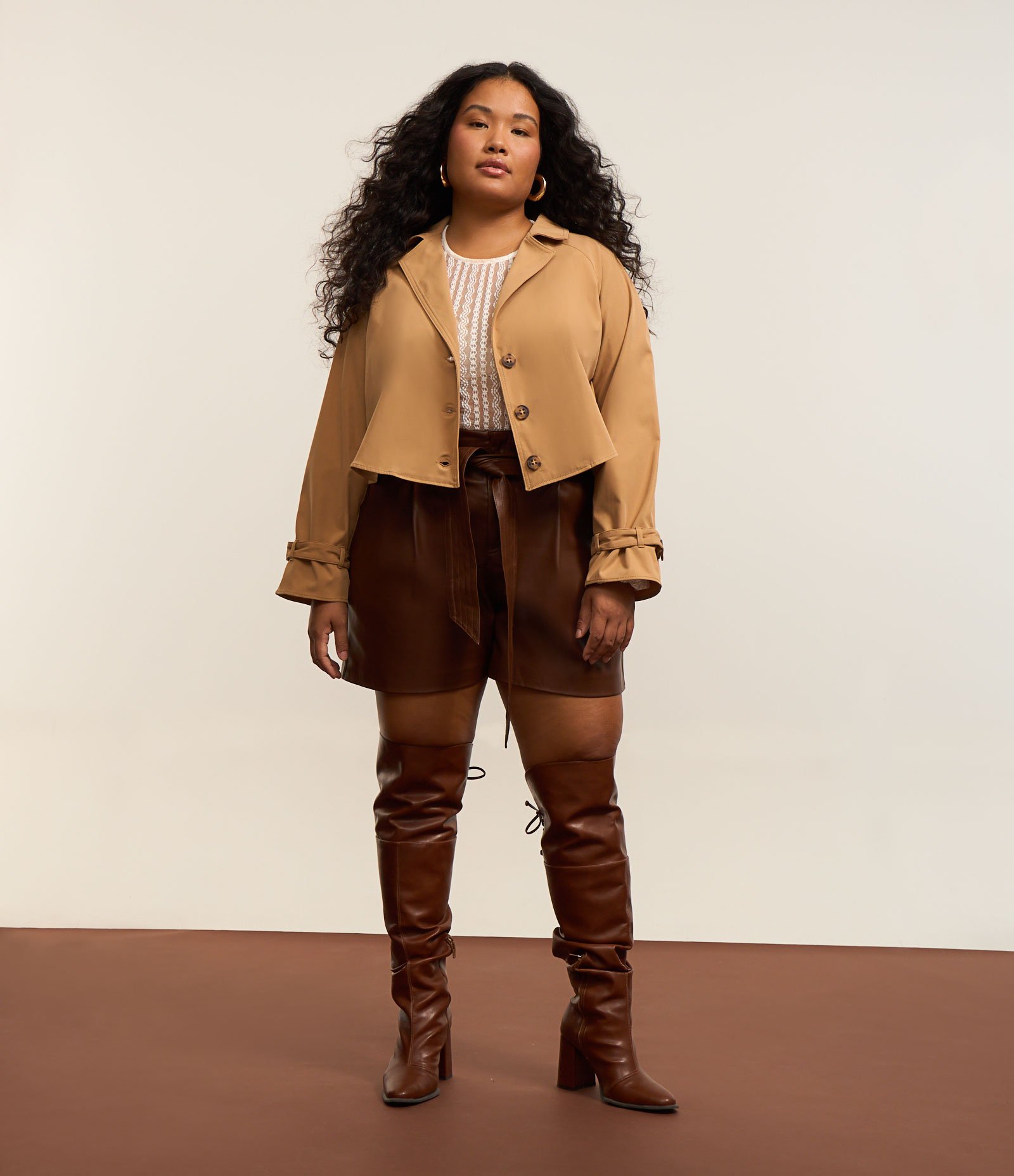 Short em Material Sintético com Amarração Curve & Plus Size Marrom 1
