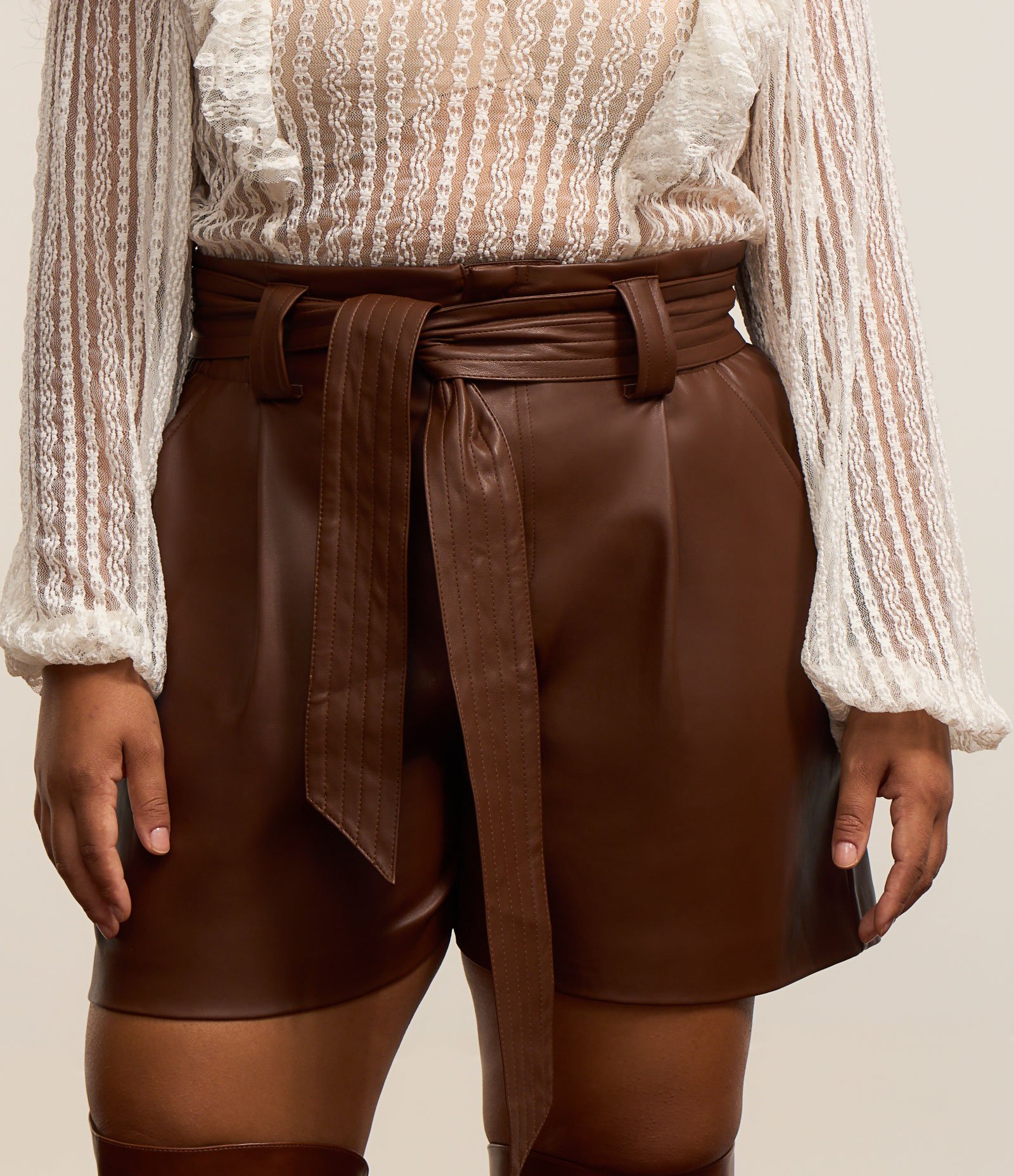 Short em Material Sintético com Amarração Curve & Plus Size Marrom 2