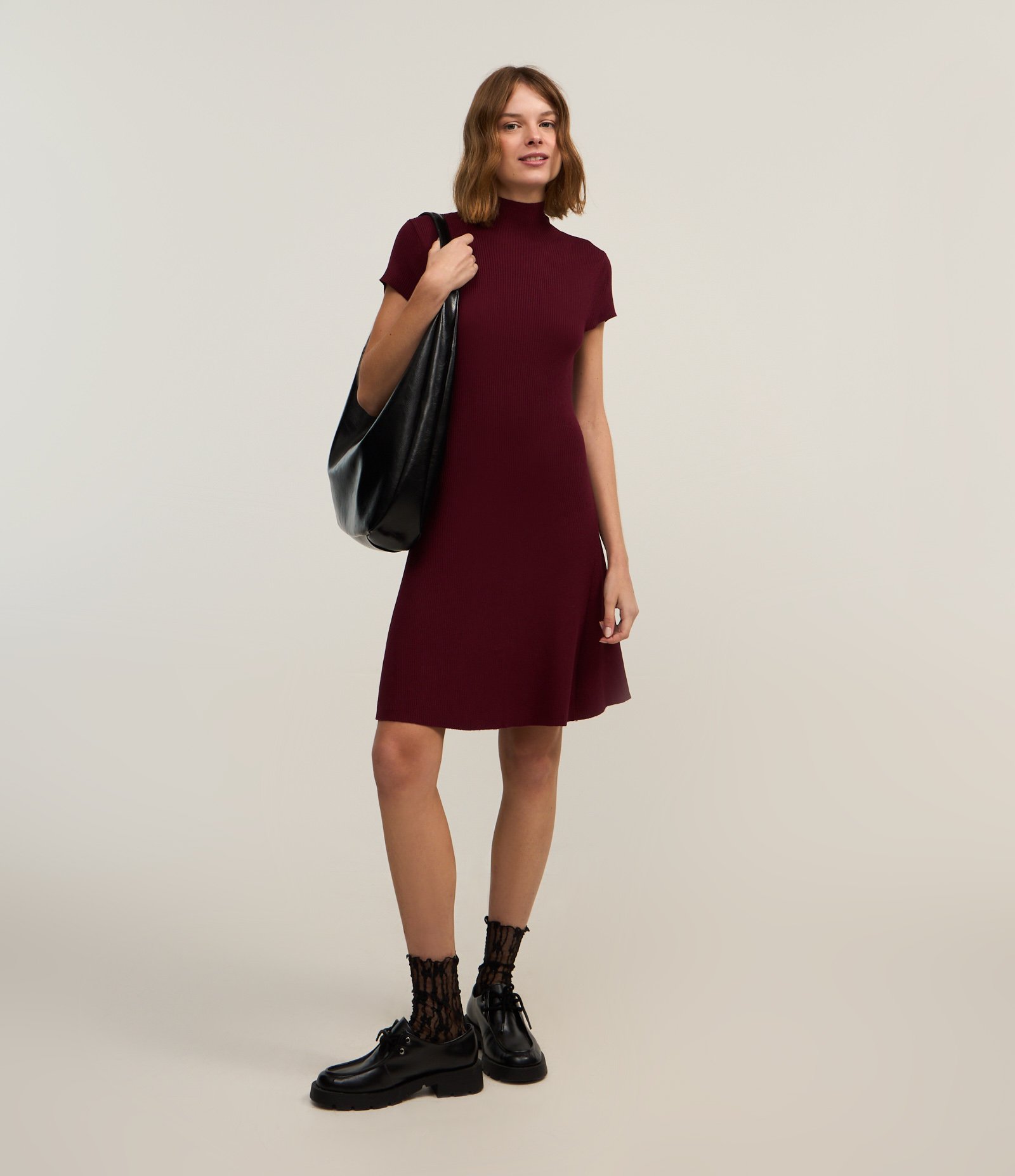 Vestido Curto em Tricô com Golinha Bordô 2