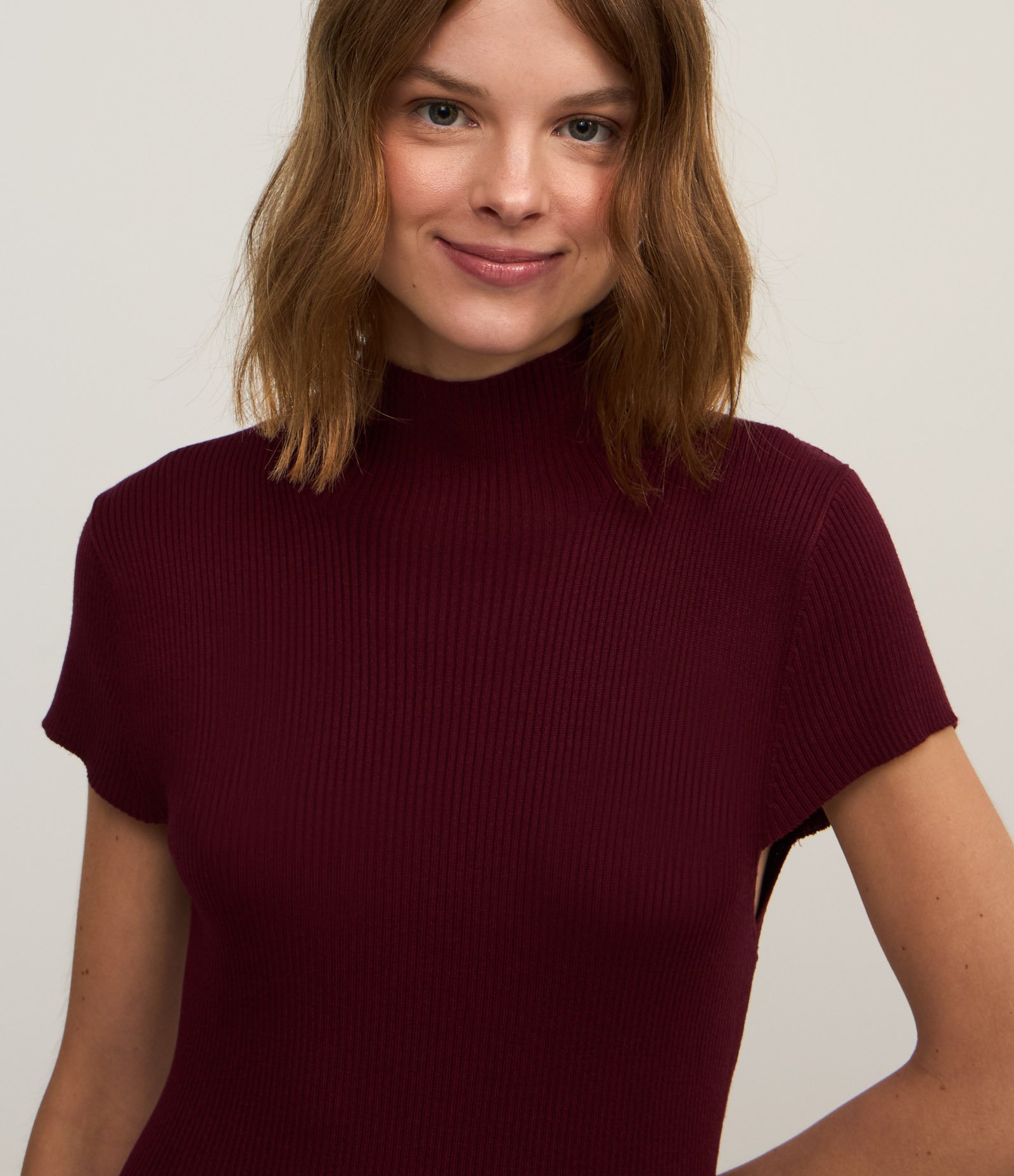 Vestido Curto em Tricô com Golinha Bordô 3