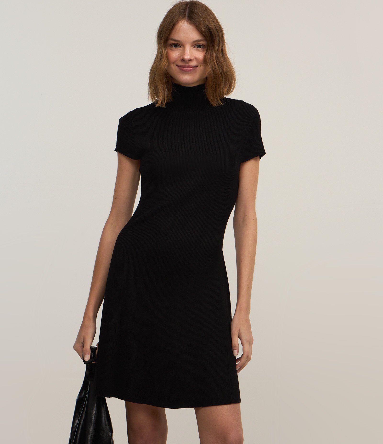 Vestido Curto em Tricô com Golinha Preto 1