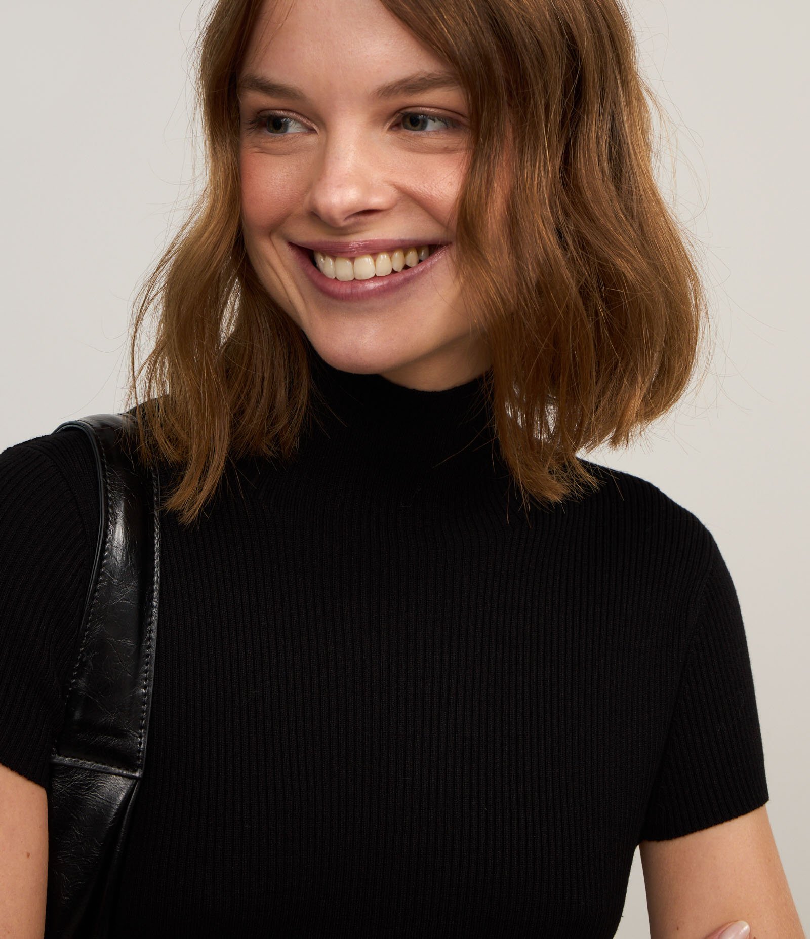 Vestido Curto em Tricô com Golinha Preto 3