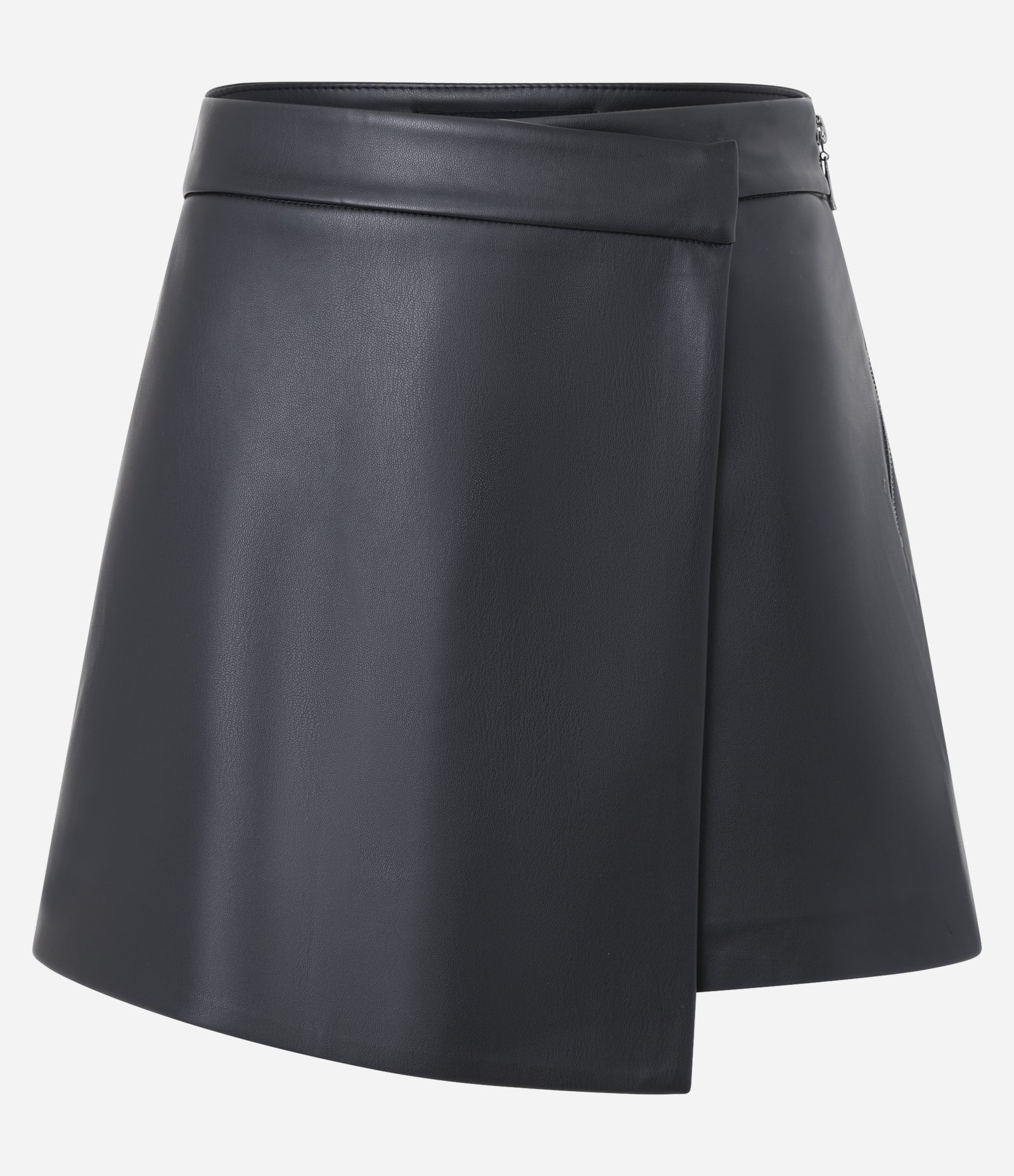 Short Saia em PU com Transpasse Frontal Assimétrico Preto 5