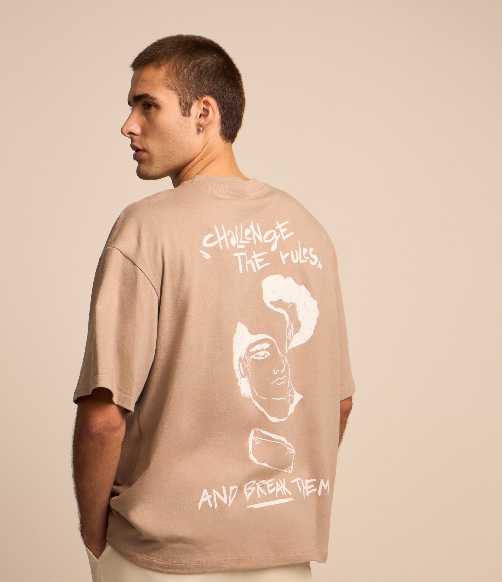 Camiseta Overboxy em Algodão com Estampa de Estátua Marrom Claro 1