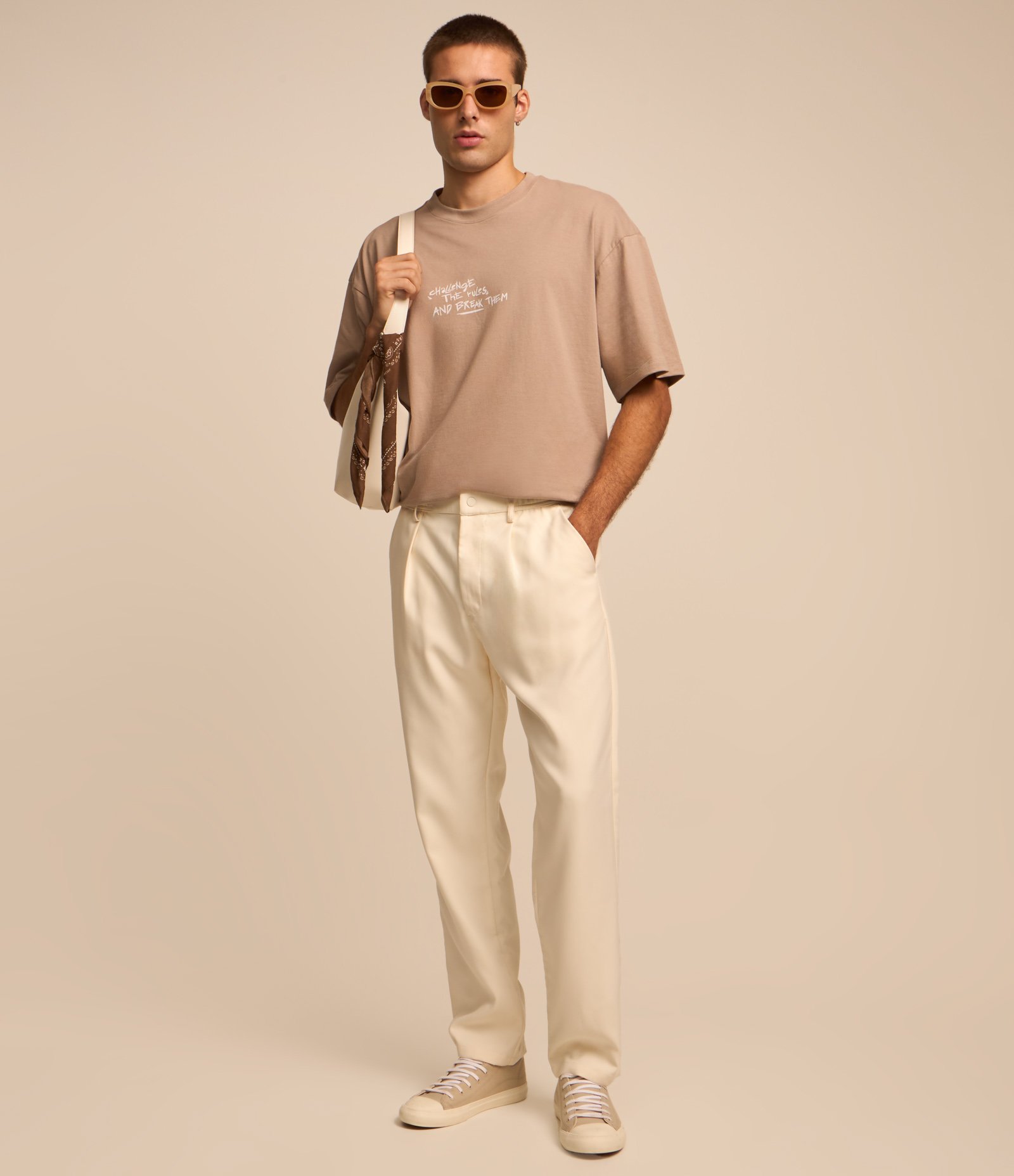 Camiseta Overboxy em Algodão com Estampa de Estátua Marrom Claro 2