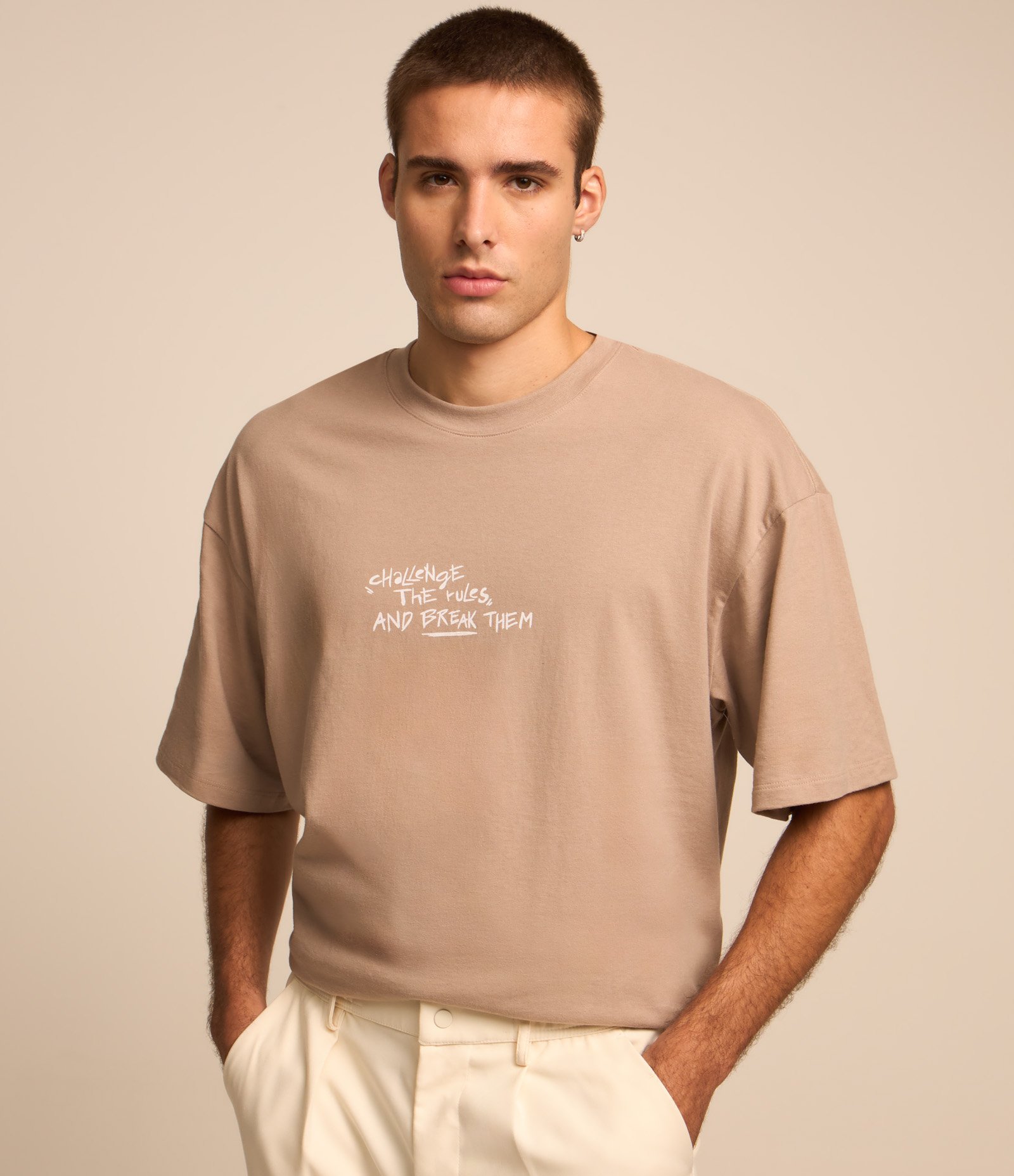 Camiseta Overboxy em Algodão com Estampa de Estátua Marrom Claro 3