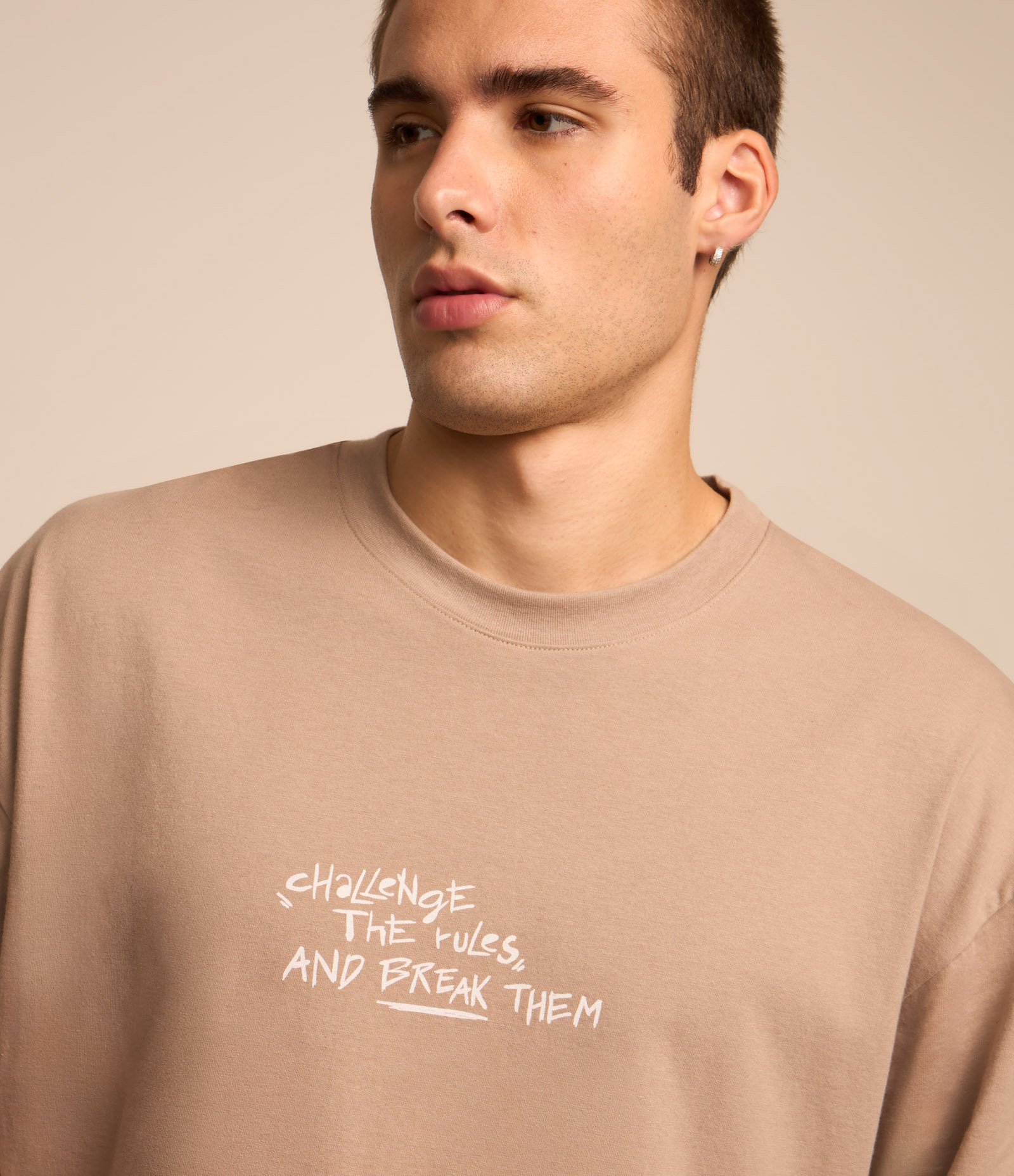 Camiseta Overboxy em Algodão com Estampa de Estátua Marrom Claro 4