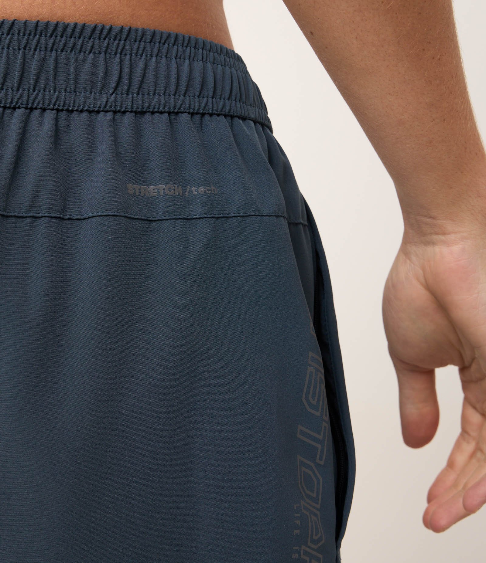 Bermuda Esportiva com Cordão Interno e Lettering Refletivo Azul Esverdeado 5