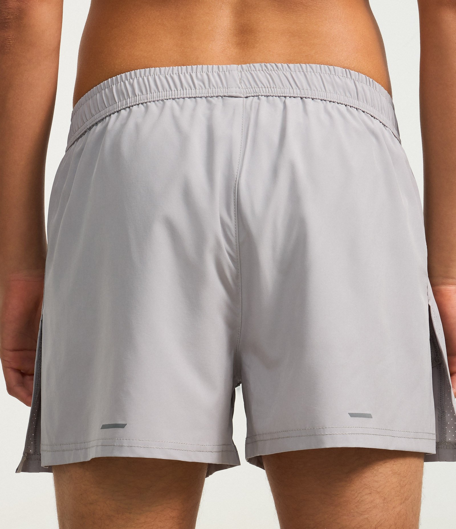 Bermuda Esportiva com Elástico no Cós e Recortes Cinza 3