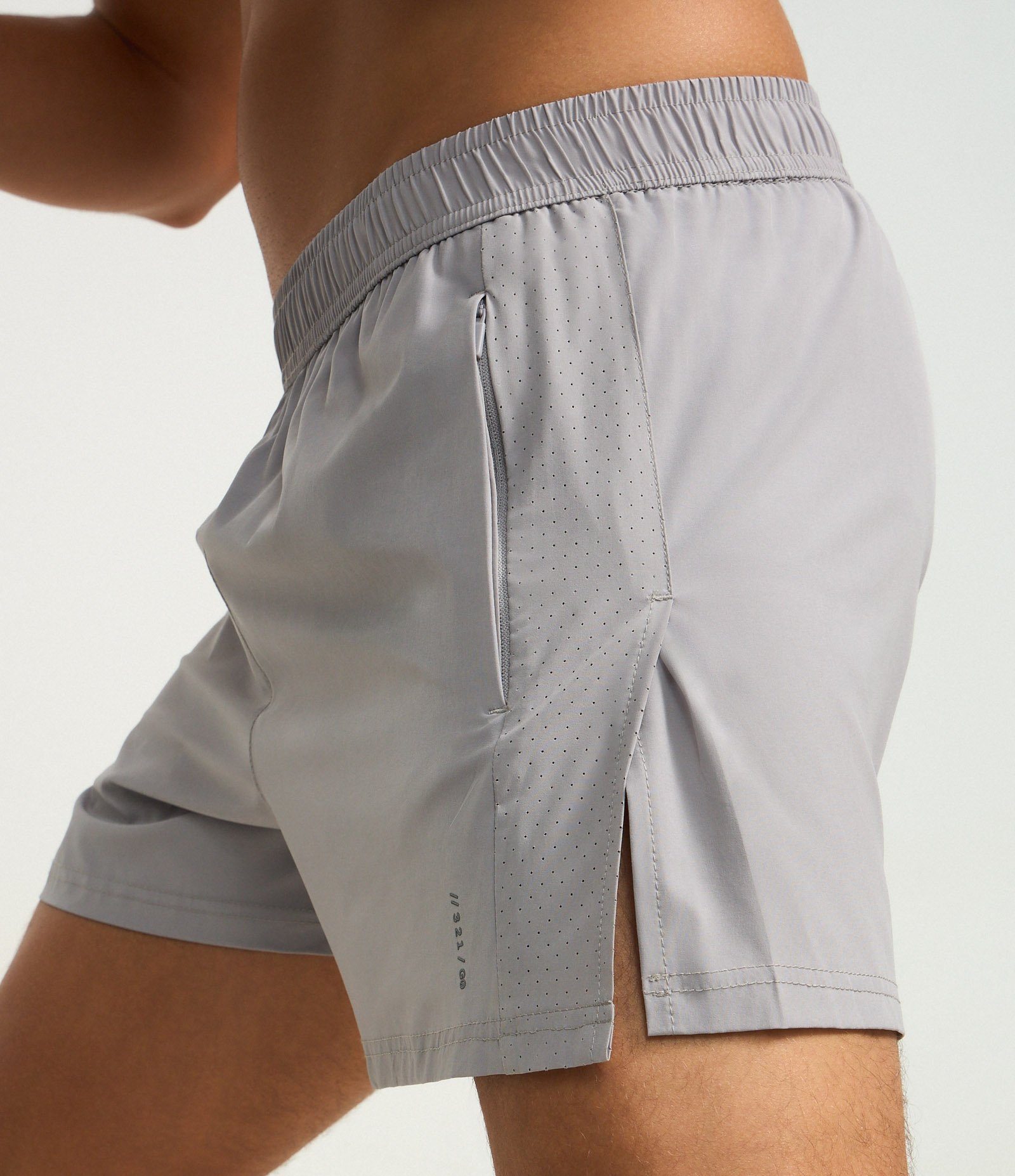 Bermuda Esportiva com Elástico no Cós e Recortes Cinza 6