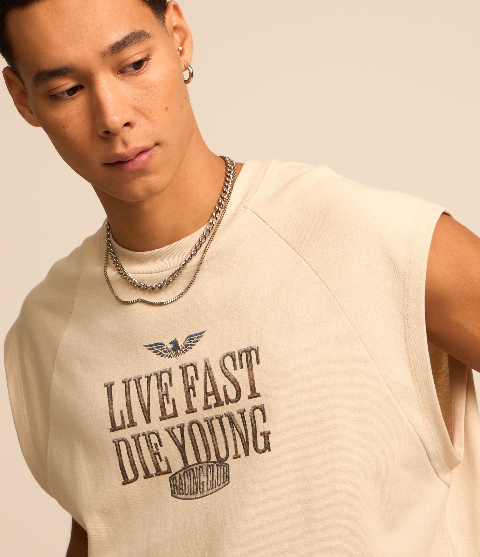 Regata Boxy em Algodão com Estampa Live Fast Die Young Bege 4