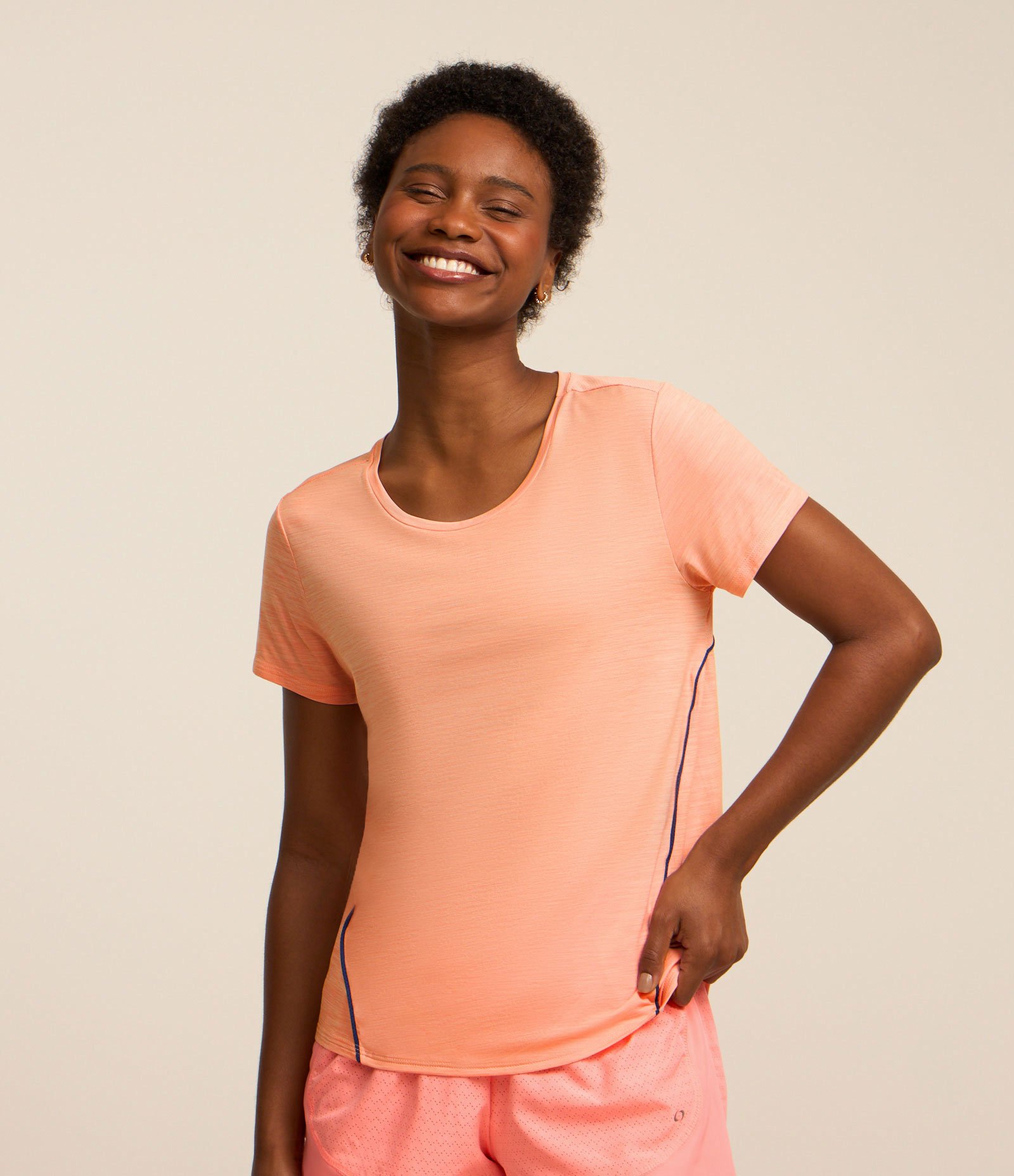 Camiseta Esportiva com Detalhes em Linhas Contrastantes Rosa 1