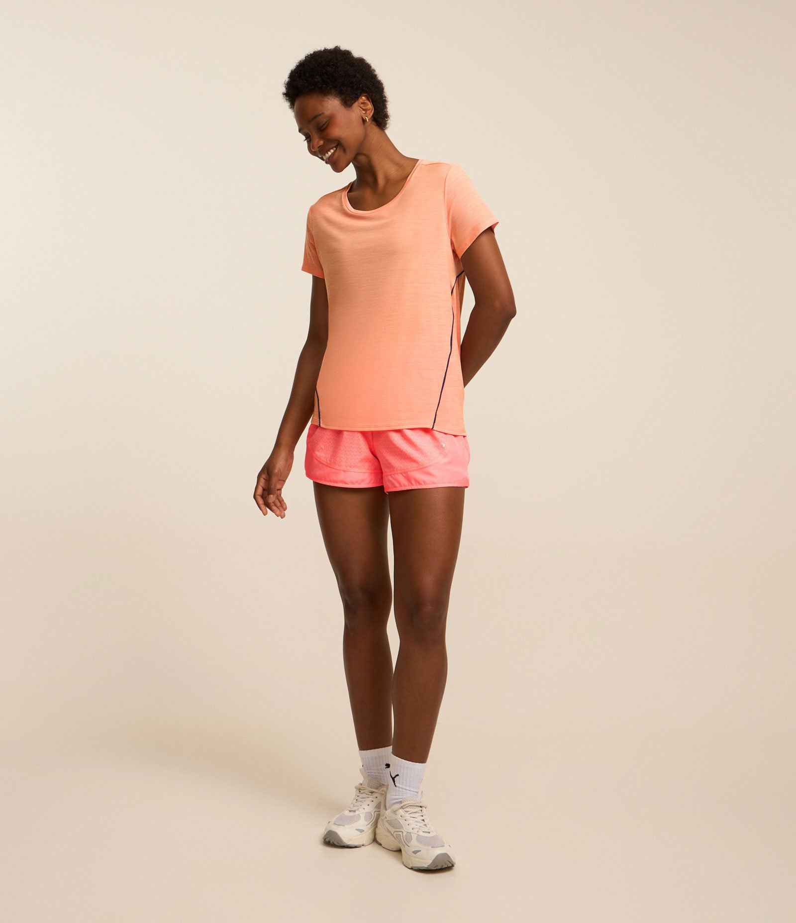 Camiseta Esportiva com Detalhes em Linhas Contrastantes Rosa 2