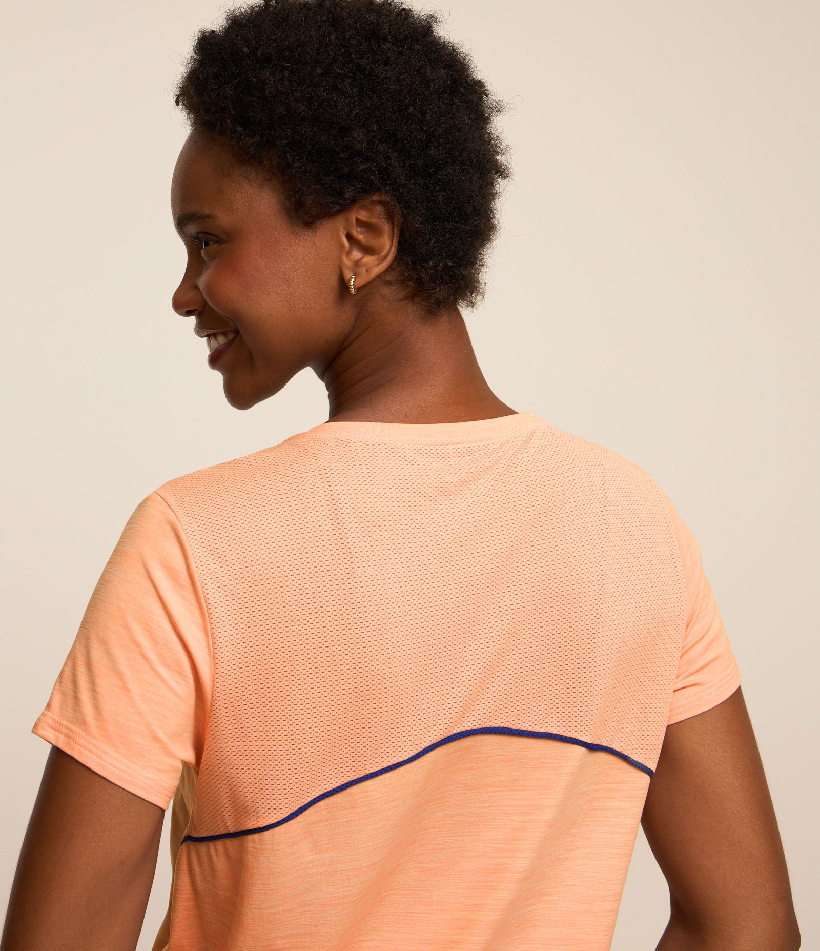 Camiseta Esportiva com Detalhes em Linhas Contrastantes Rosa 3