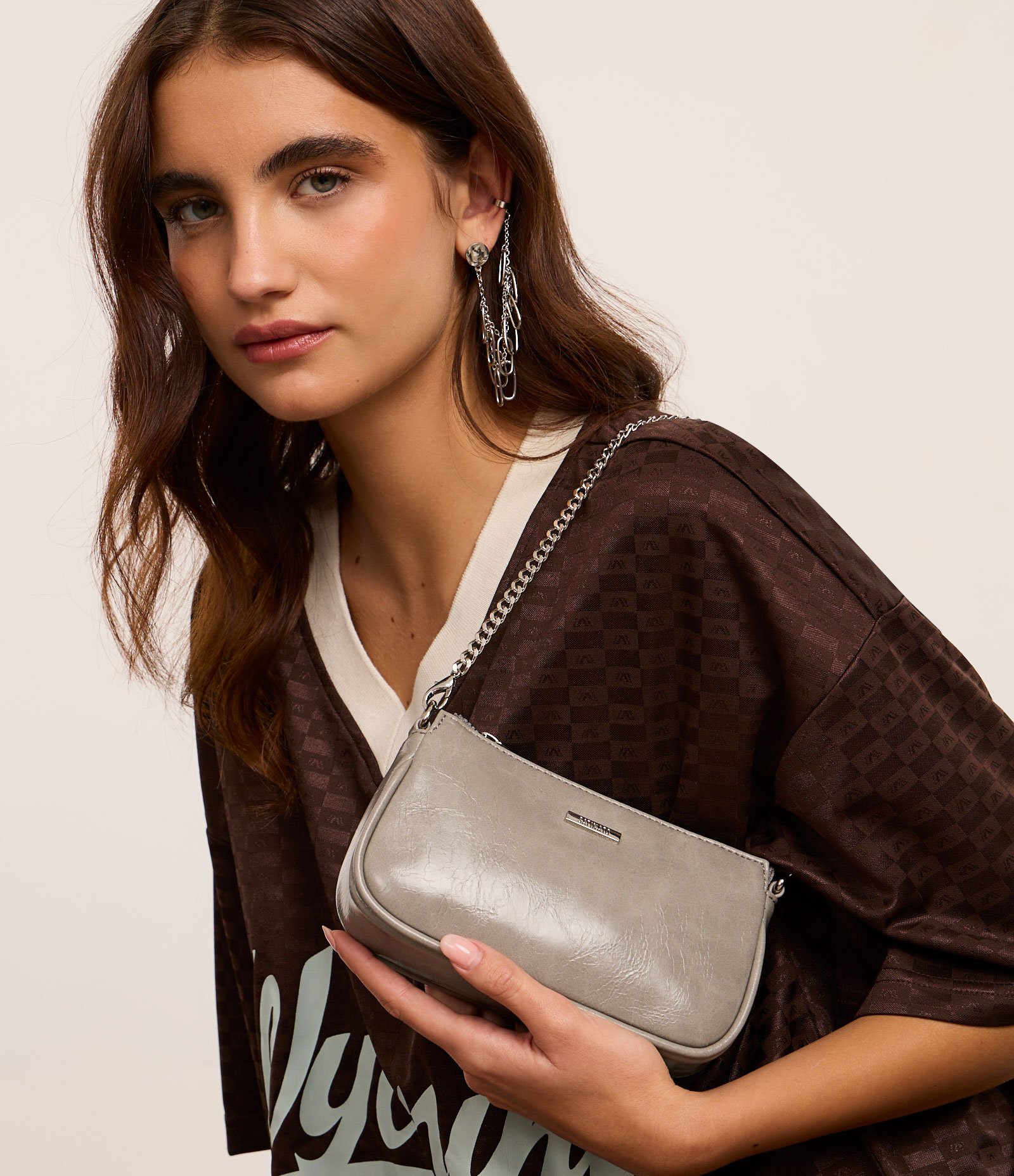 Bolsa Baguete Pequena em PU Glossy com Alças Removíveis Cinza 9