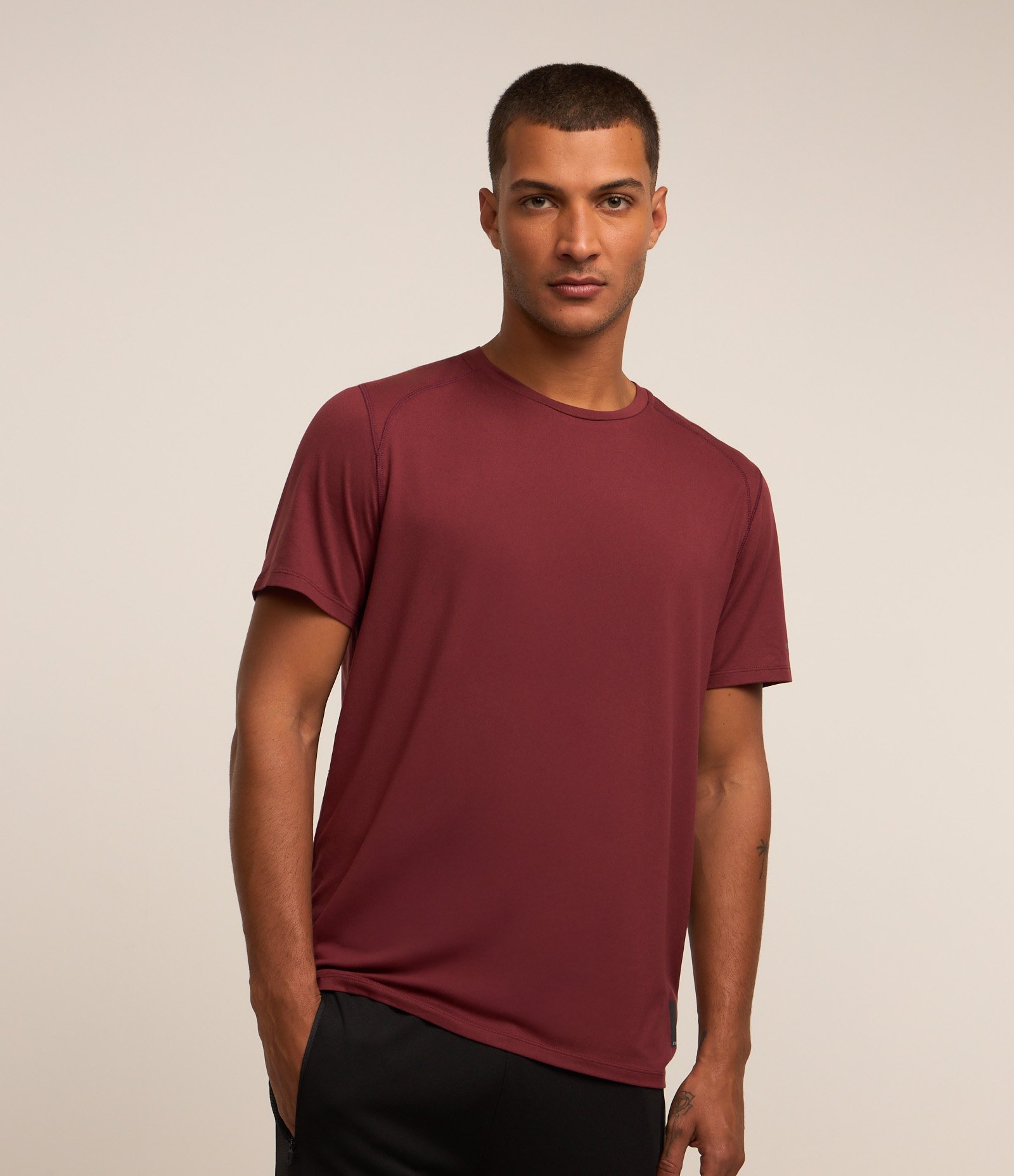 Camiseta Regular Esportiva em Tecnologia Dry com Etiqueta na Barra Vermelho Bordô 1