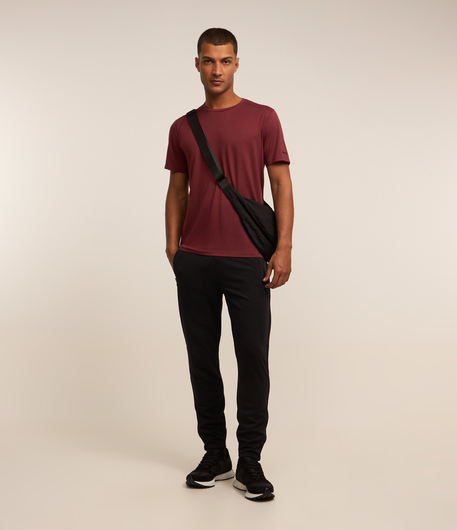 Camiseta Regular Esportiva em Tecnologia Dry com Etiqueta na Barra Vermelho Bordô 2