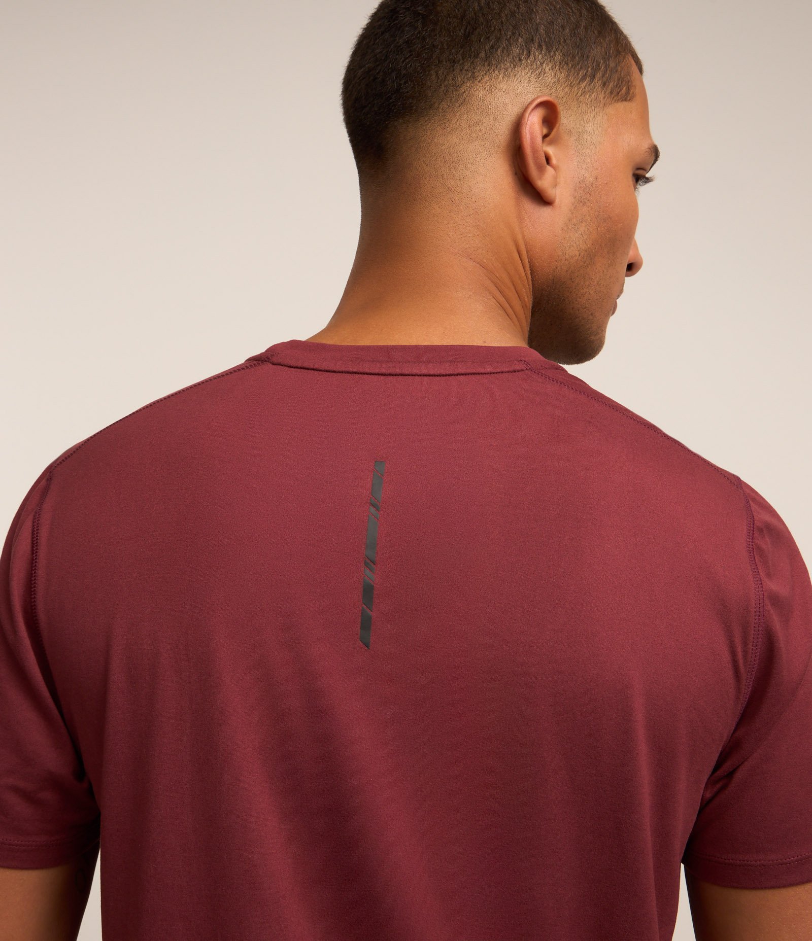 Camiseta Regular Esportiva em Tecnologia Dry com Etiqueta na Barra Vermelho Bordô 3