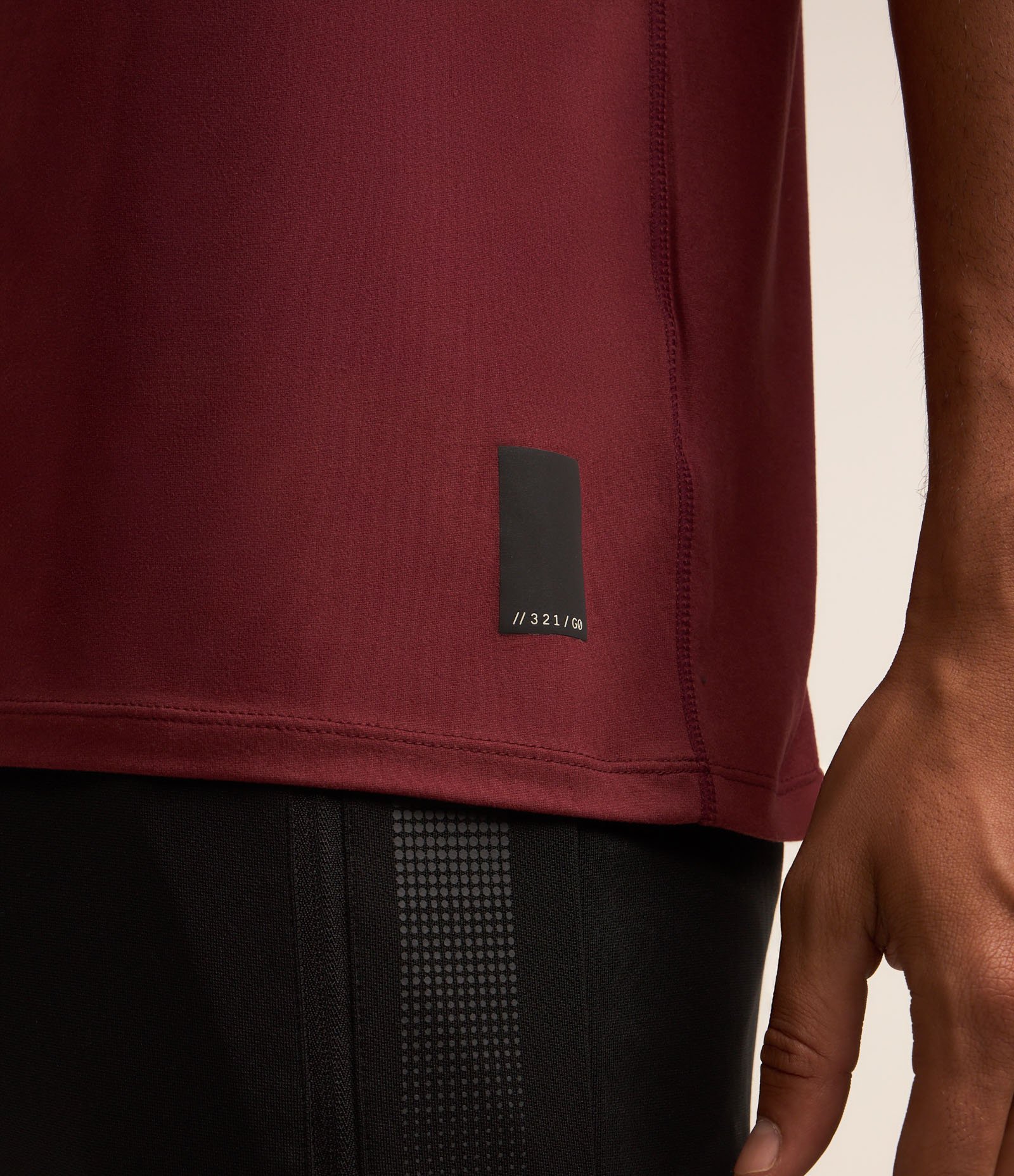 Camiseta Regular Esportiva em Tecnologia Dry com Etiqueta na Barra Vermelho Bordô 4