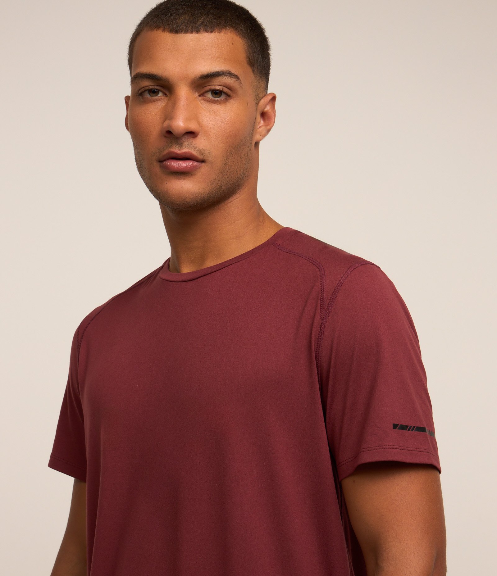 Camiseta Regular Esportiva em Tecnologia Dry com Etiqueta na Barra Vermelho Bordô 5