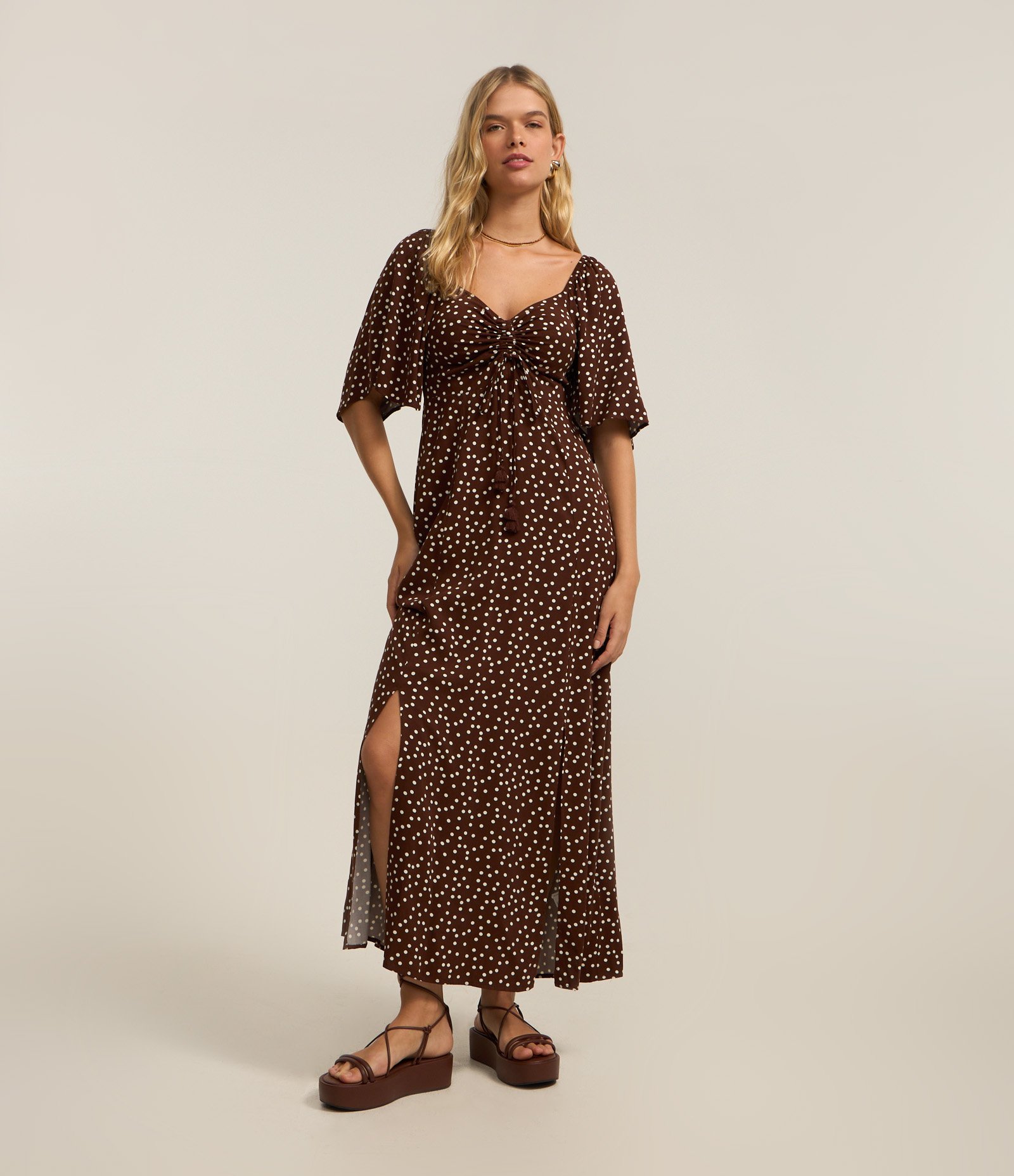 Vestido New Midi em Viscose com Puxadinho no Busto Marrom 1