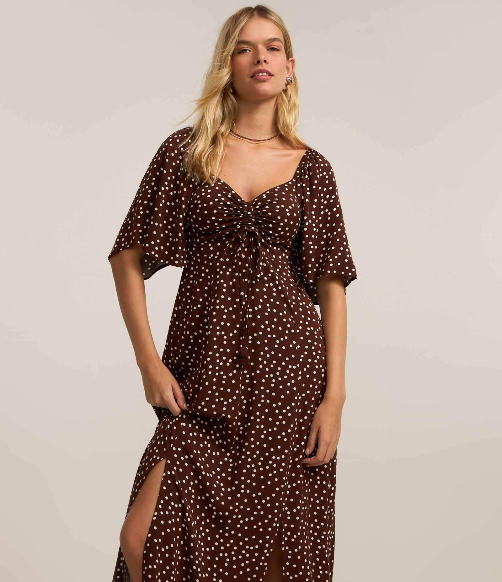 Vestido New Midi em Viscose com Puxadinho no Busto Marrom 2