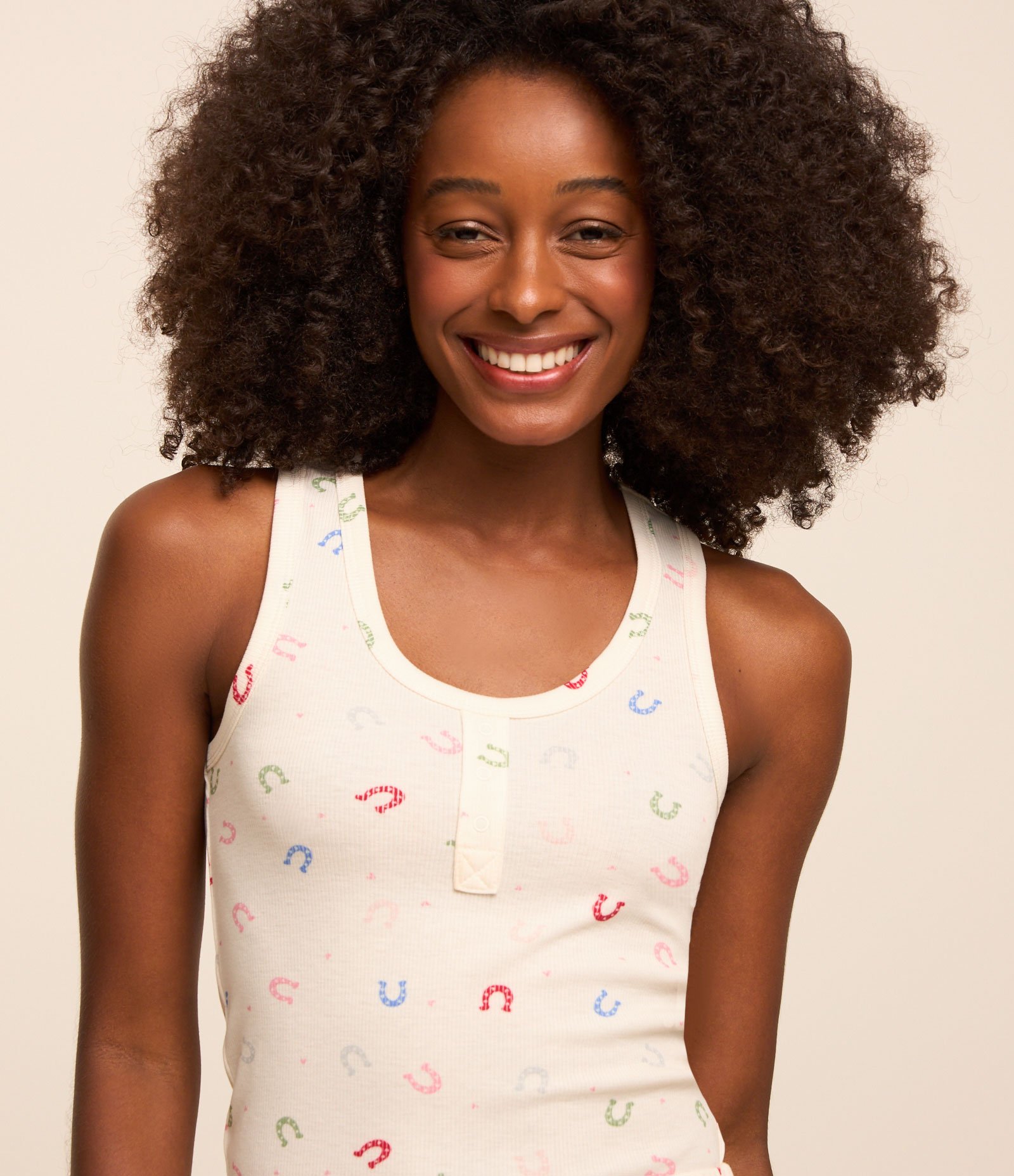 Pijama Short Doll Regata Tricot Estampa Ferraduras Coloridas Branco 3