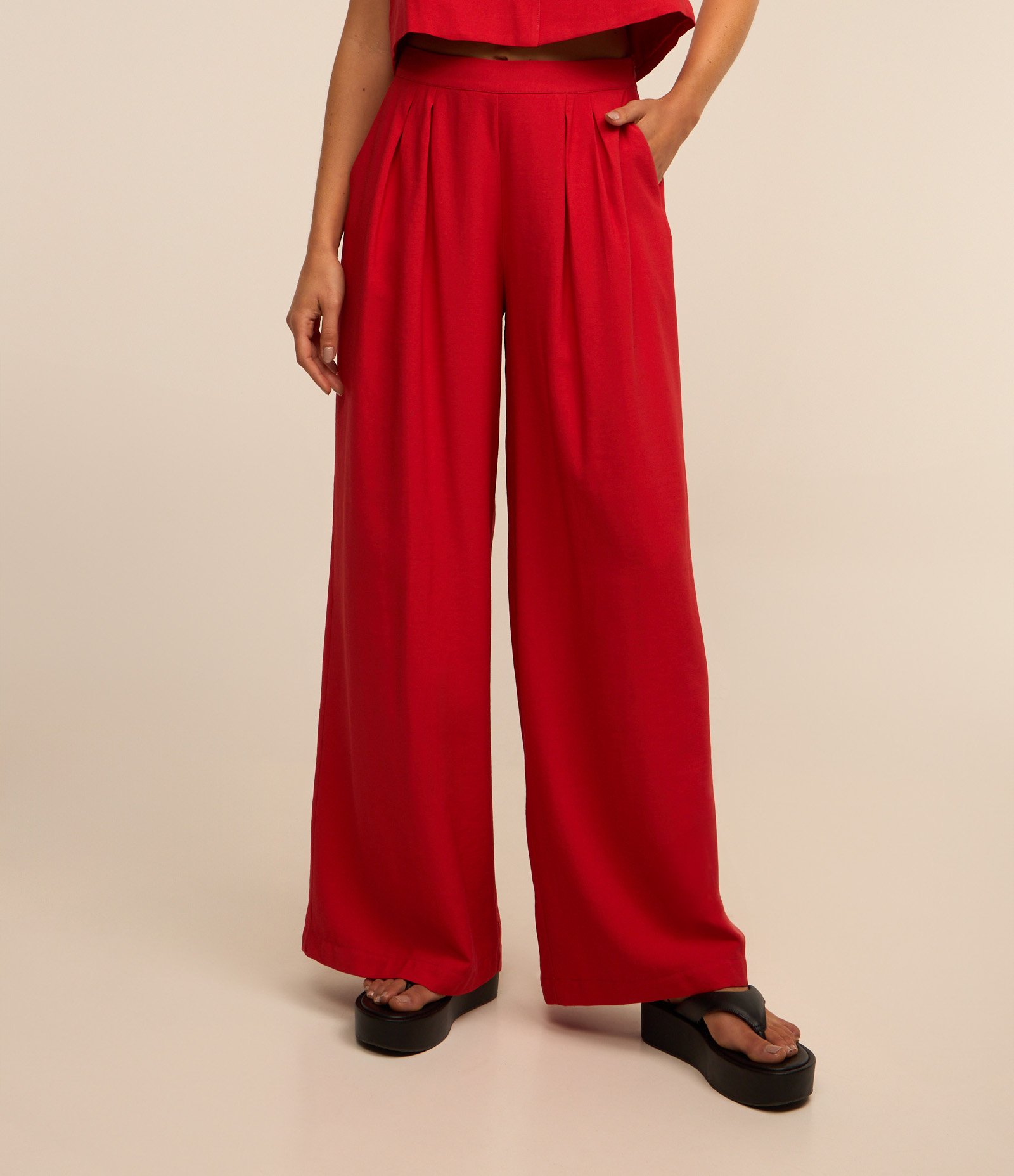 Calça Wide Leg Alfaiatada com Pregas no Cós Vermelho 1