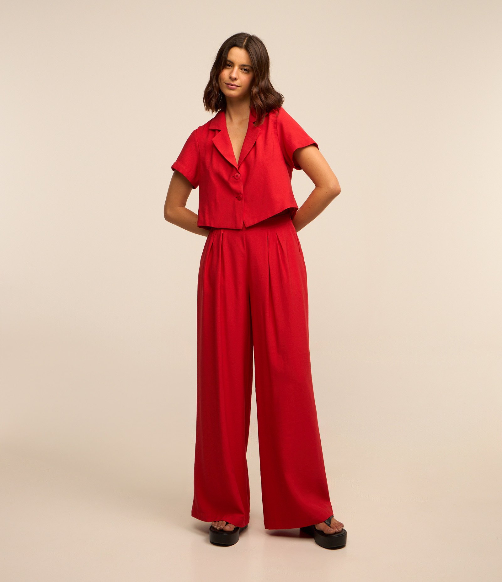 Calça Wide Leg Alfaiatada com Pregas no Cós Vermelho 2